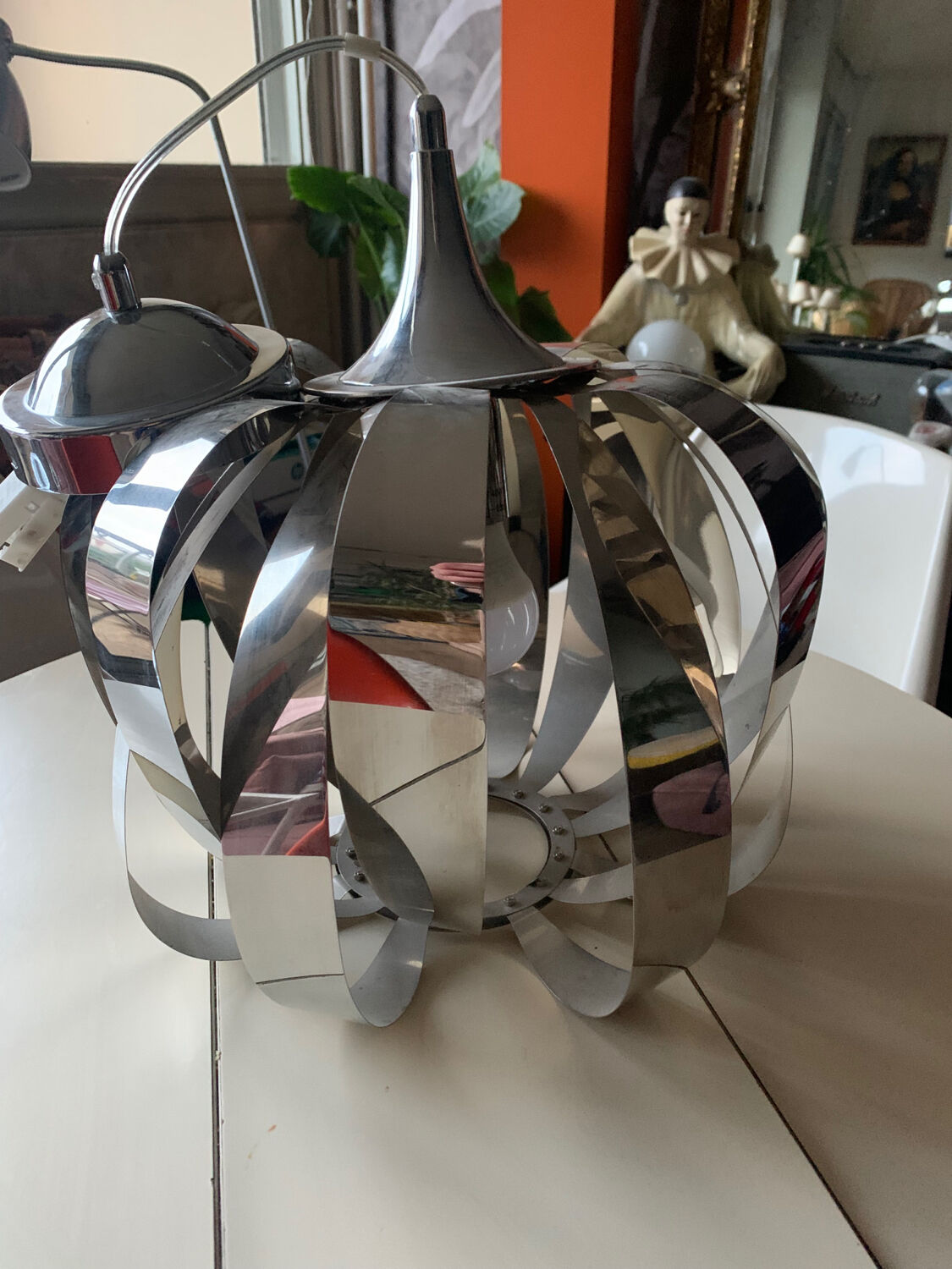 Suspension chrome metal flower