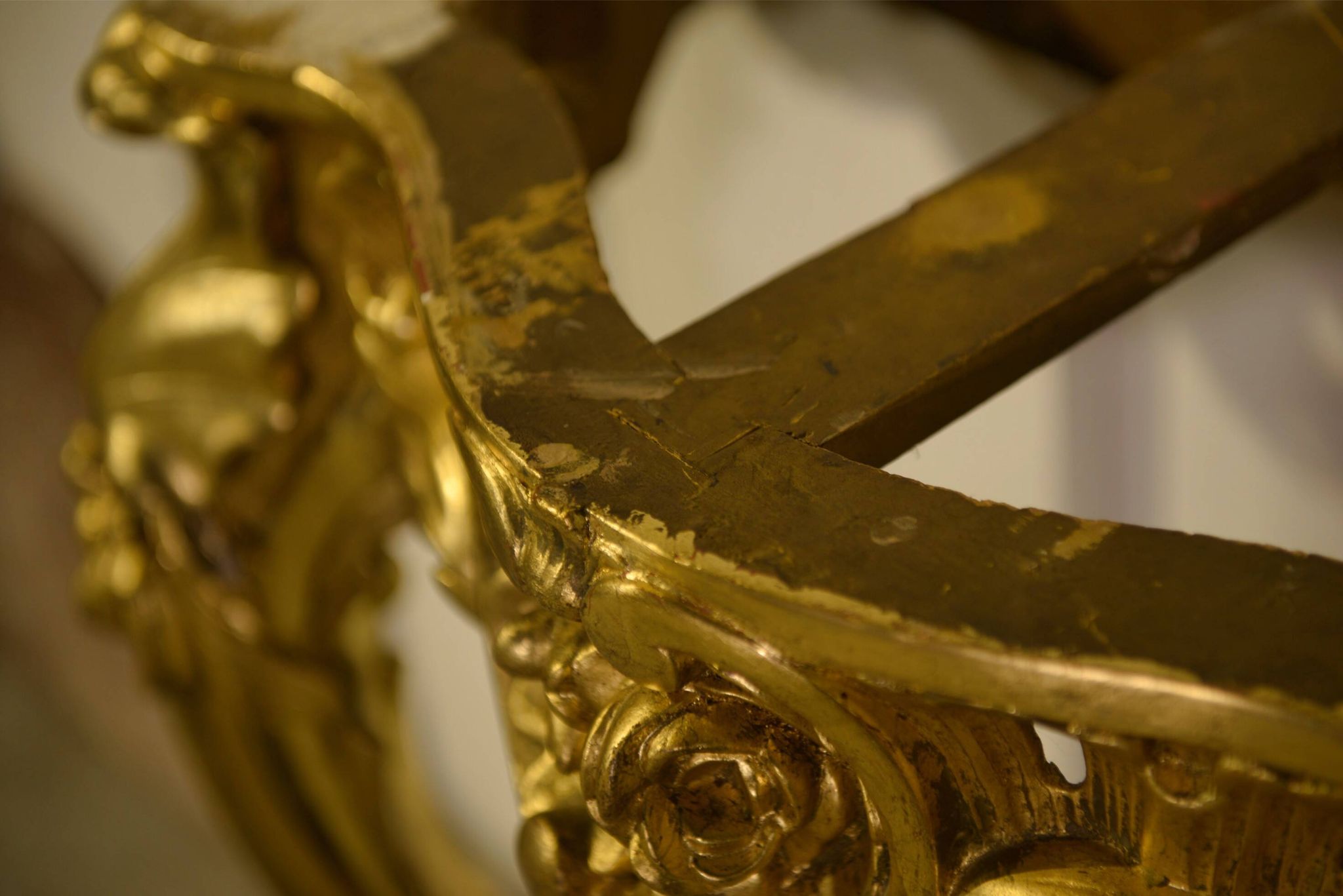 Golden wood and marble console, 19th century.