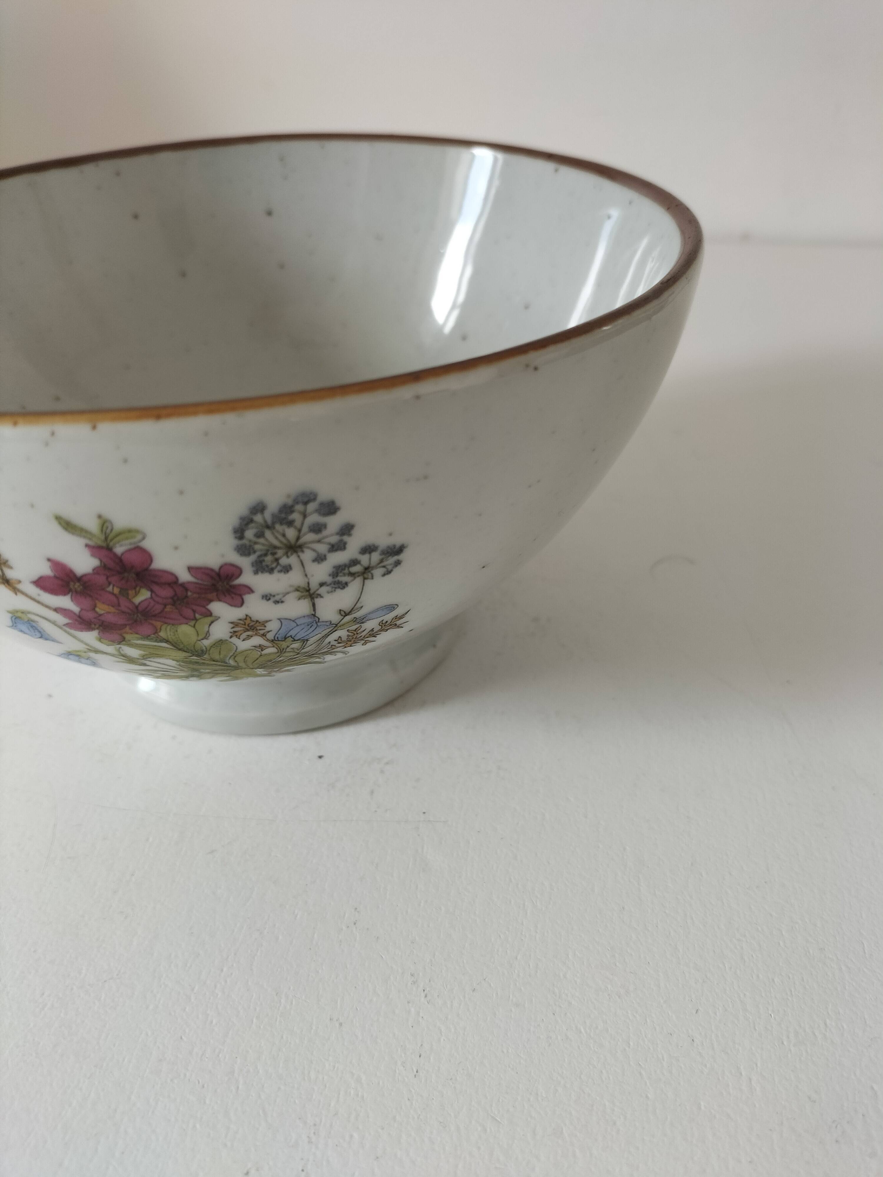 Large light grey speckled earthenware bowl with floral decoration – 1960s–1970s