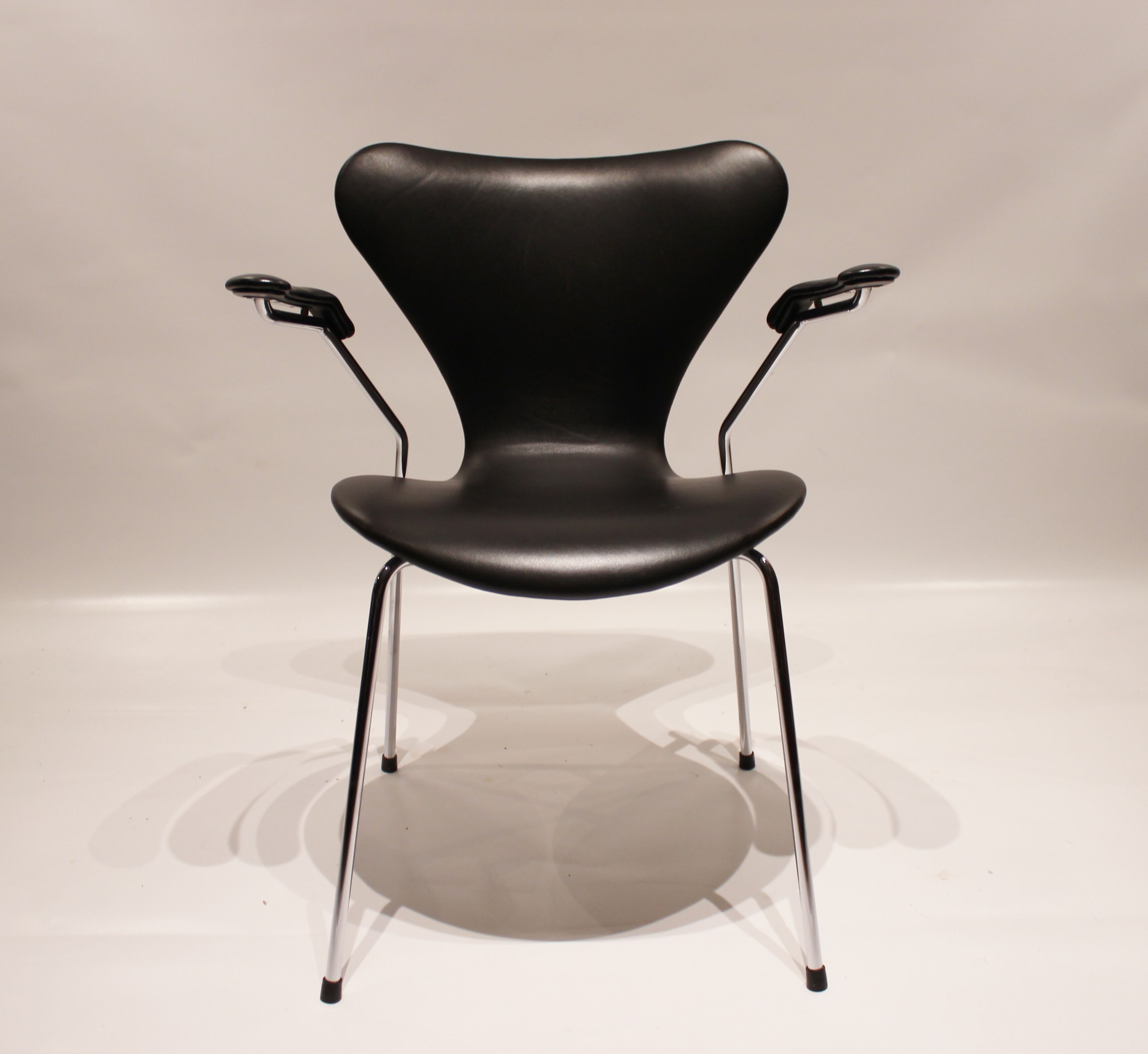 Quatre fauteuils modèle 3207, par Arne Jacobsen, 2006