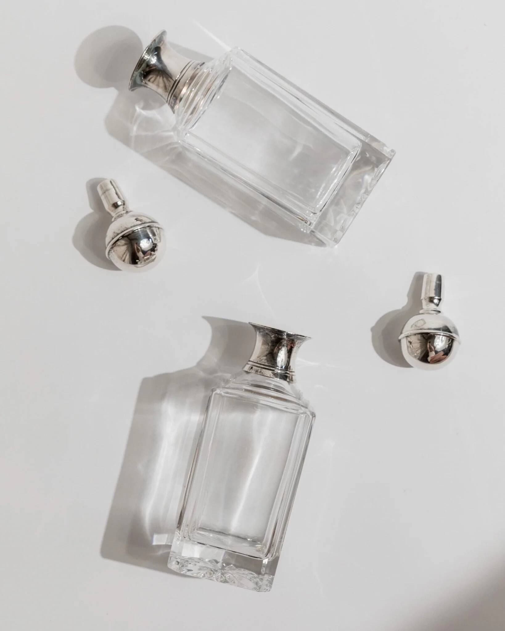 Deux carafes en verre transparent avec des bouchons en argent, barware Art Déco italien des années 1950, cadeau.