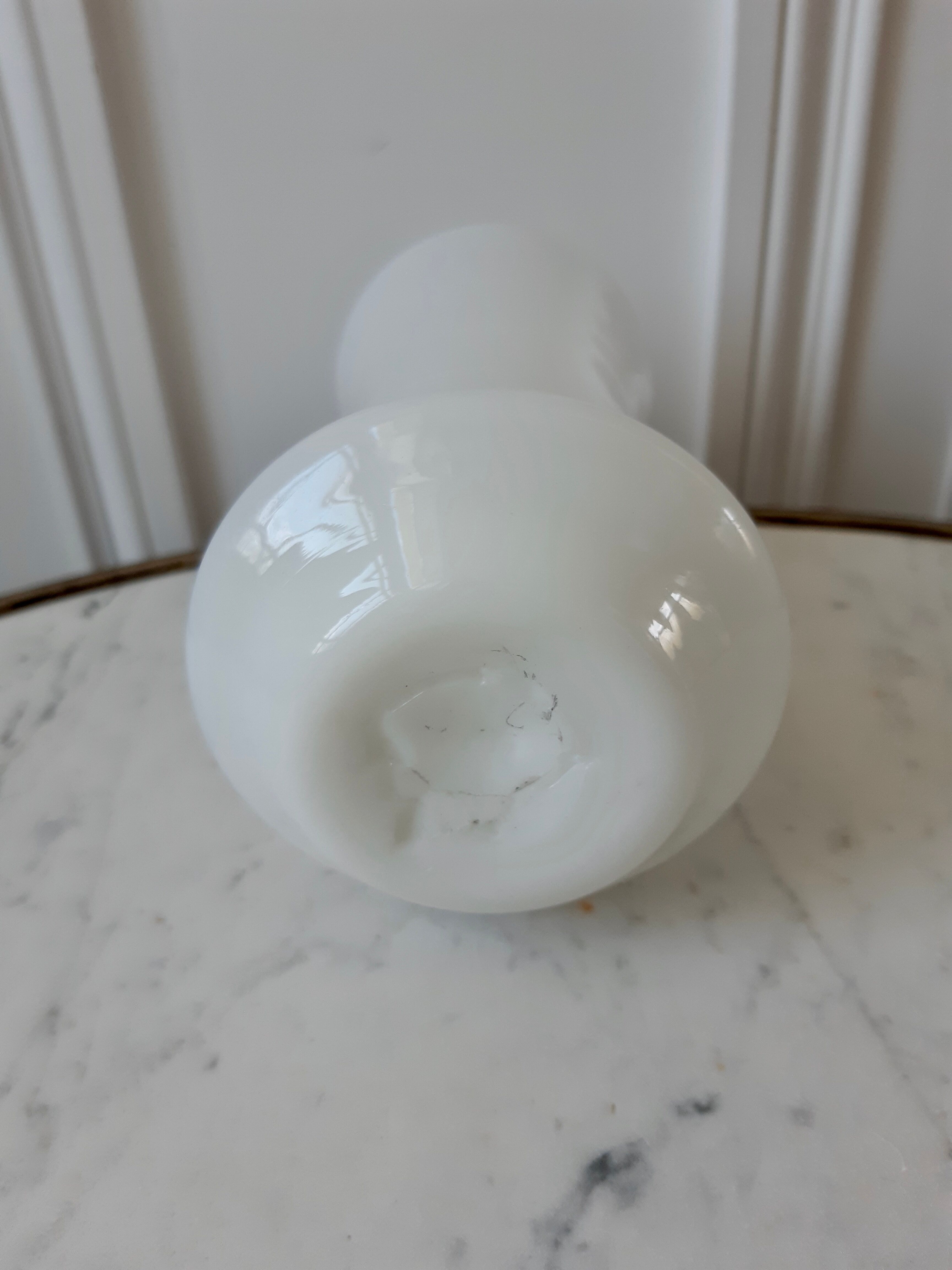 Vase en opaline blanche ancien début XXe
