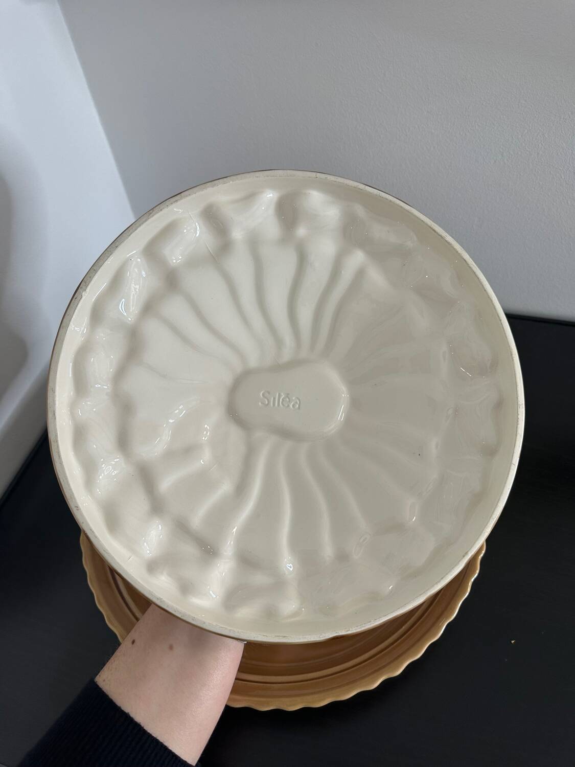 Barbotine pear tart dish