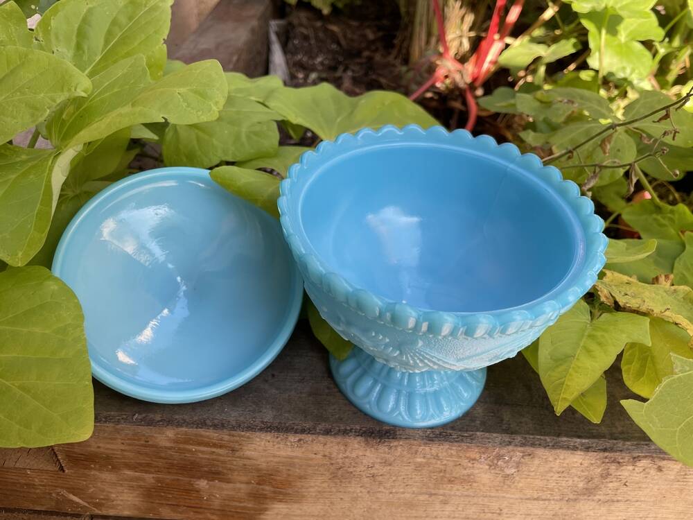 Bonbonnière or sugar bowl in turquoise opaline portieux with stylised dragon decoration.