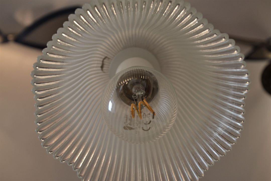 Suspension in striated glass and gilded metal