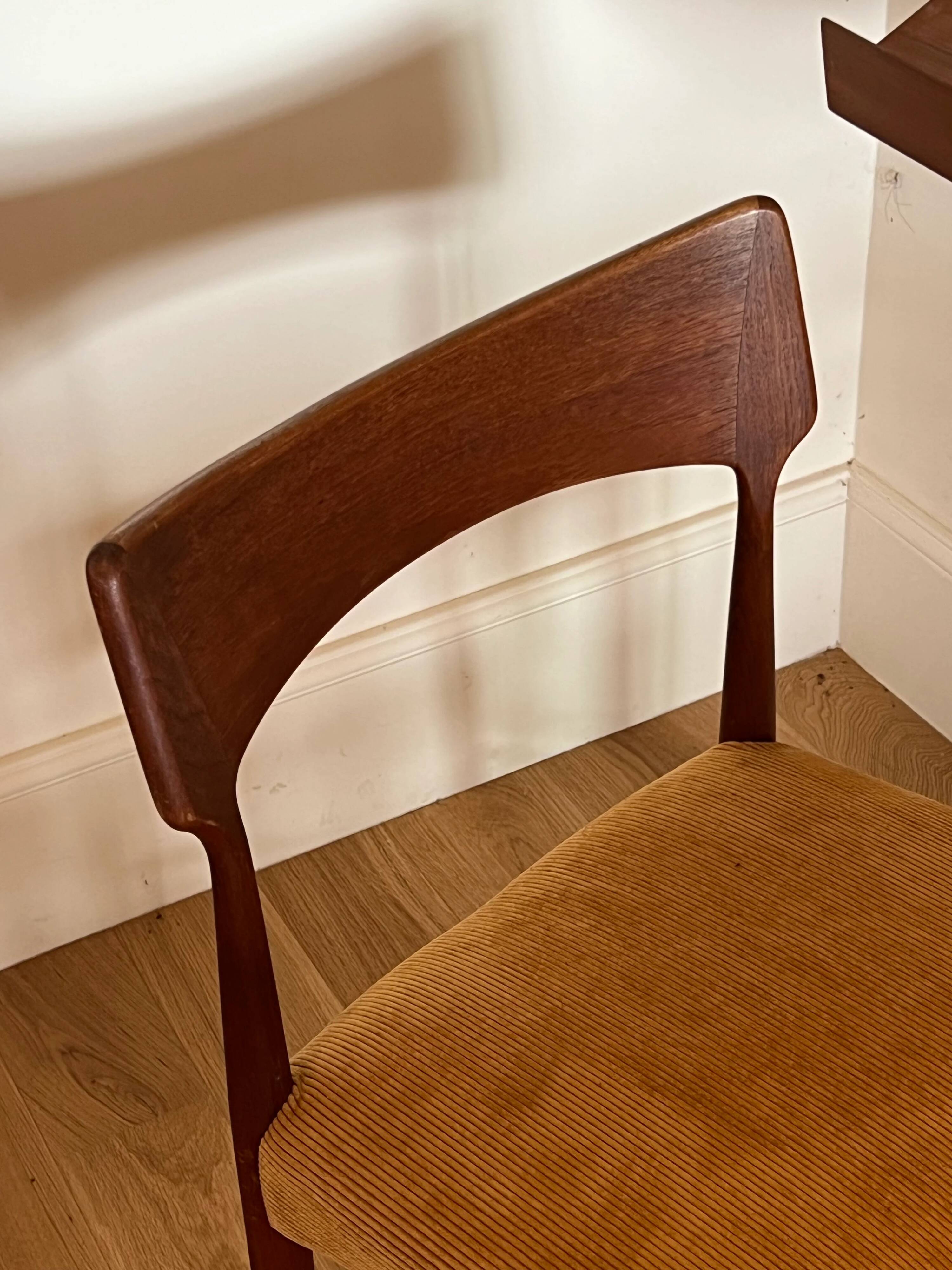 Chaise scandinave en teck « Alfhild » – Velours côtelé miel