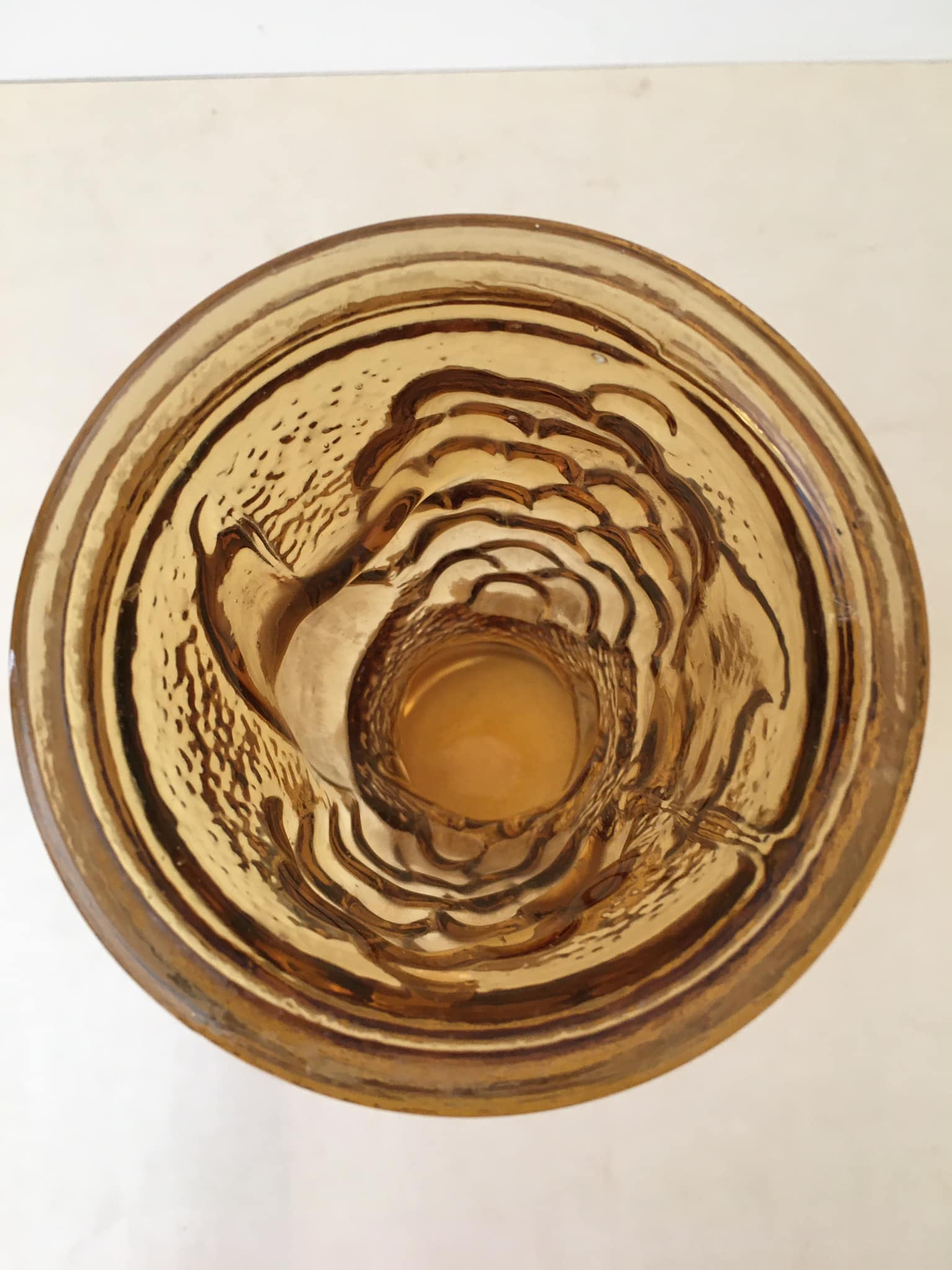 Vase italien en verre ambré avec décors de fruits en relief