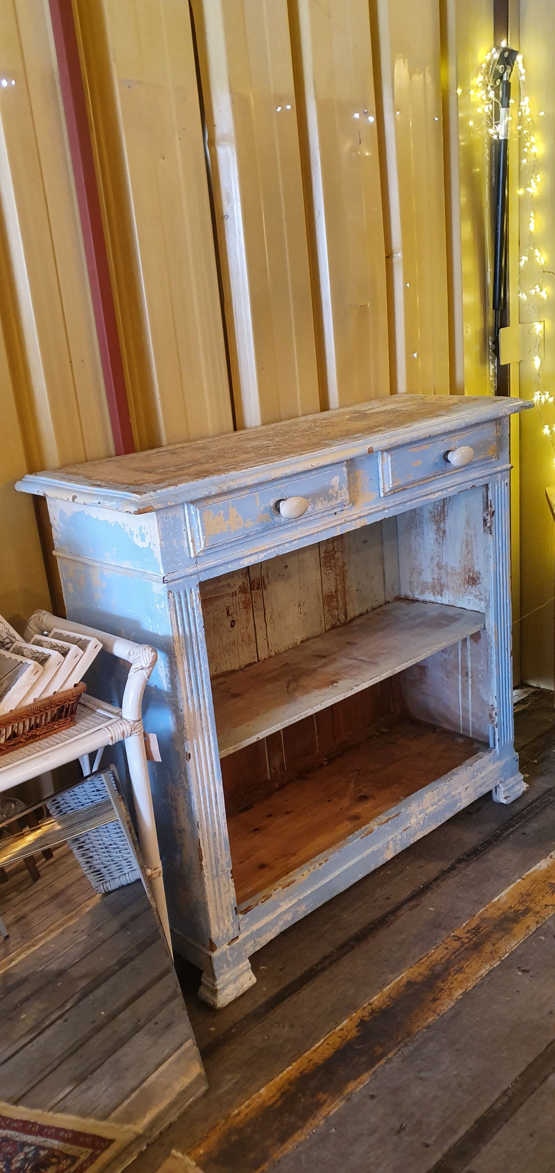 Buffet without pretty door patina
