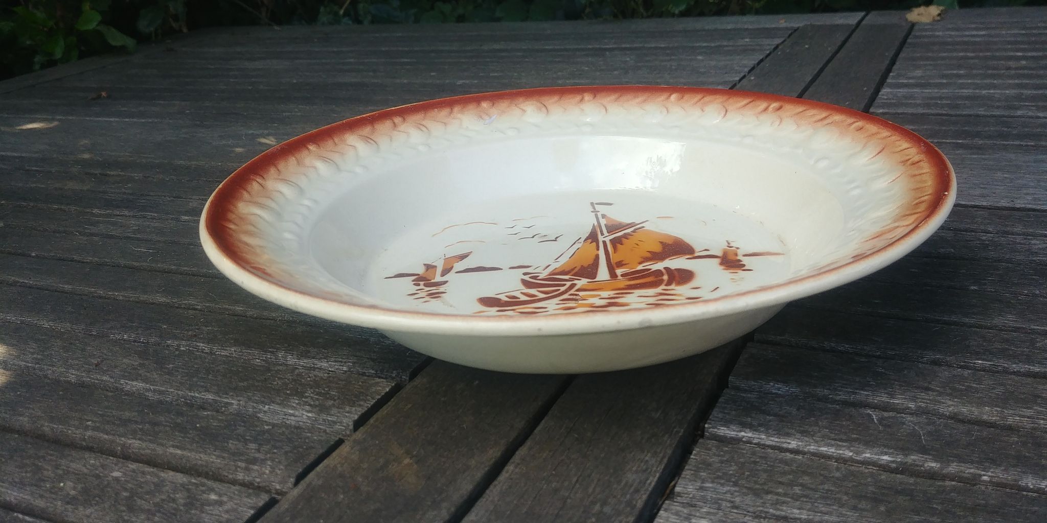 Hollow serving dish of the faiencerie Saint Amand ML model Godefroy