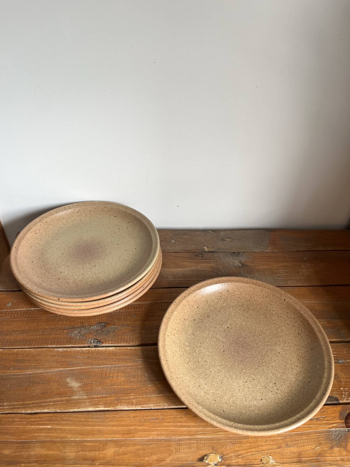 6 flat plates in stoneware