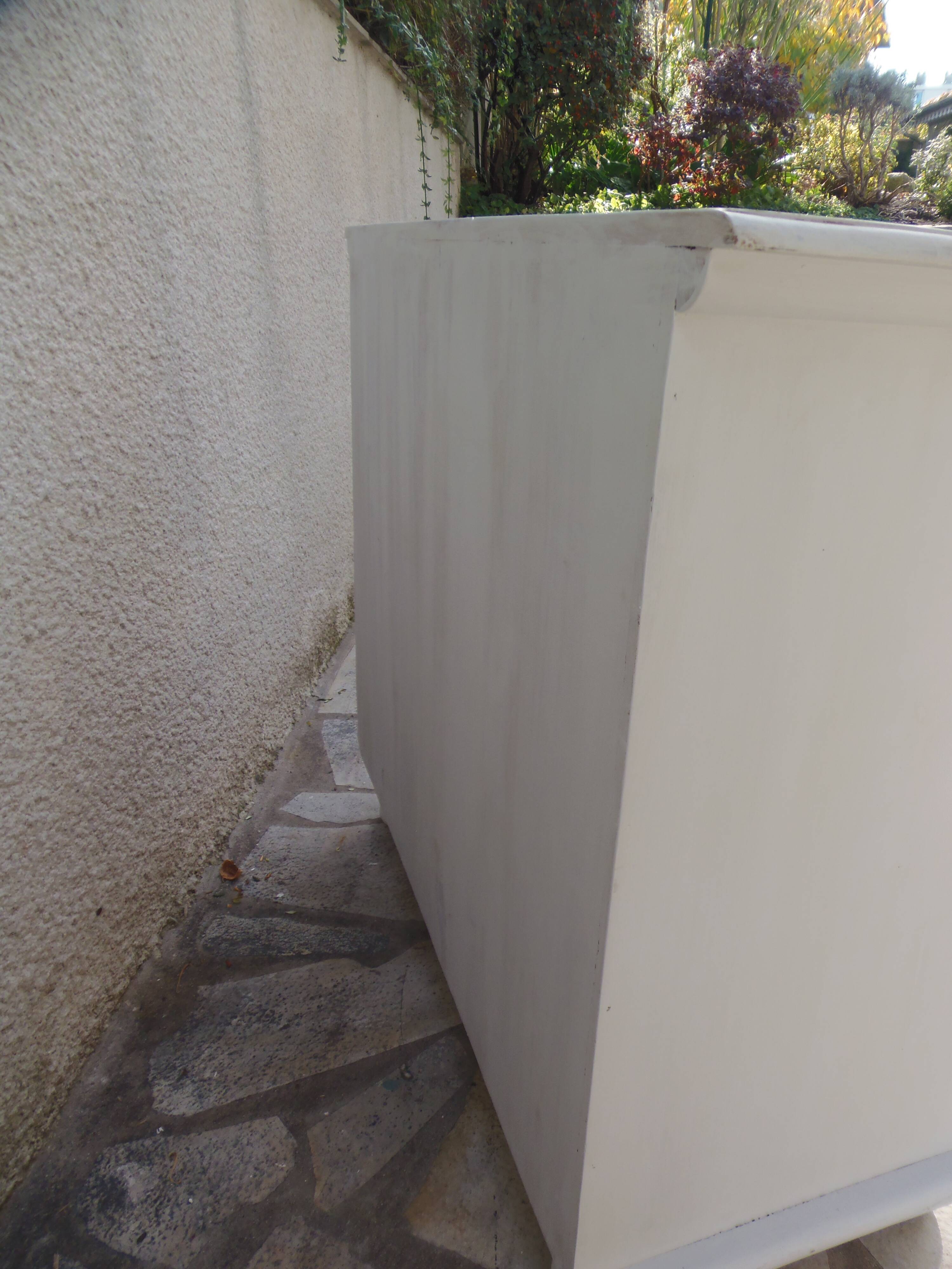 Commode arbalète de belle facture sublimée en gris perle, plateau blanchi.