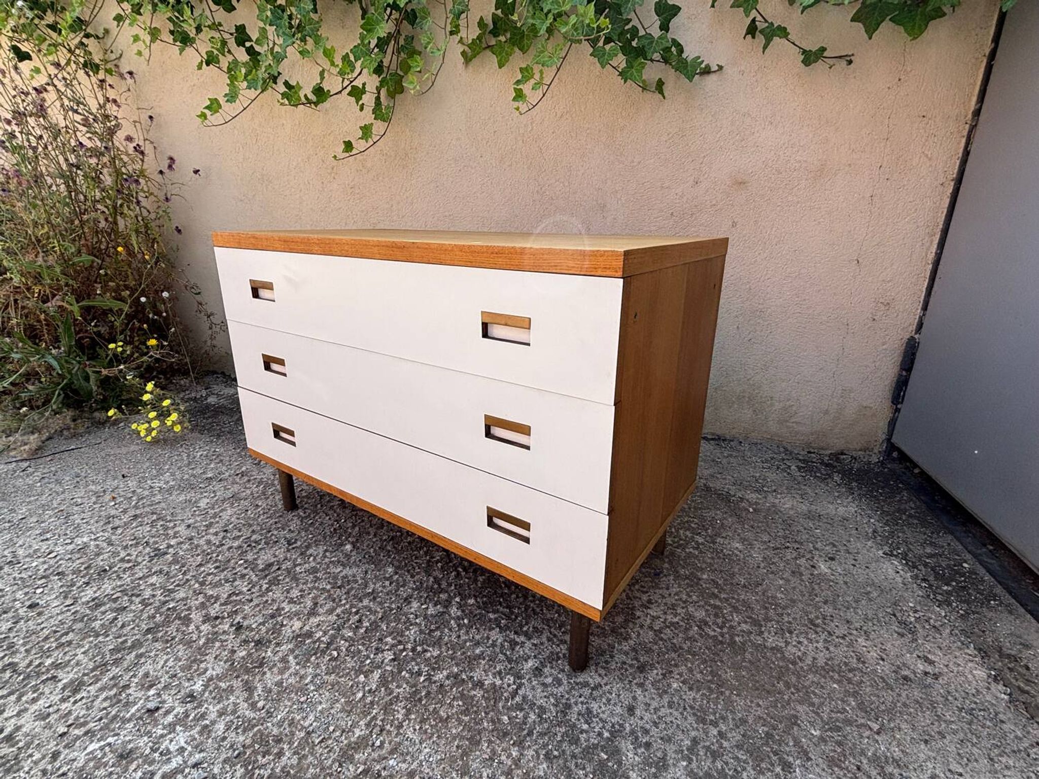 Commode années 70 chêne, laiton et placage blanc cassé