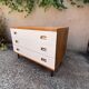 Commode années 70 chêne, laiton et placage blanc cassé