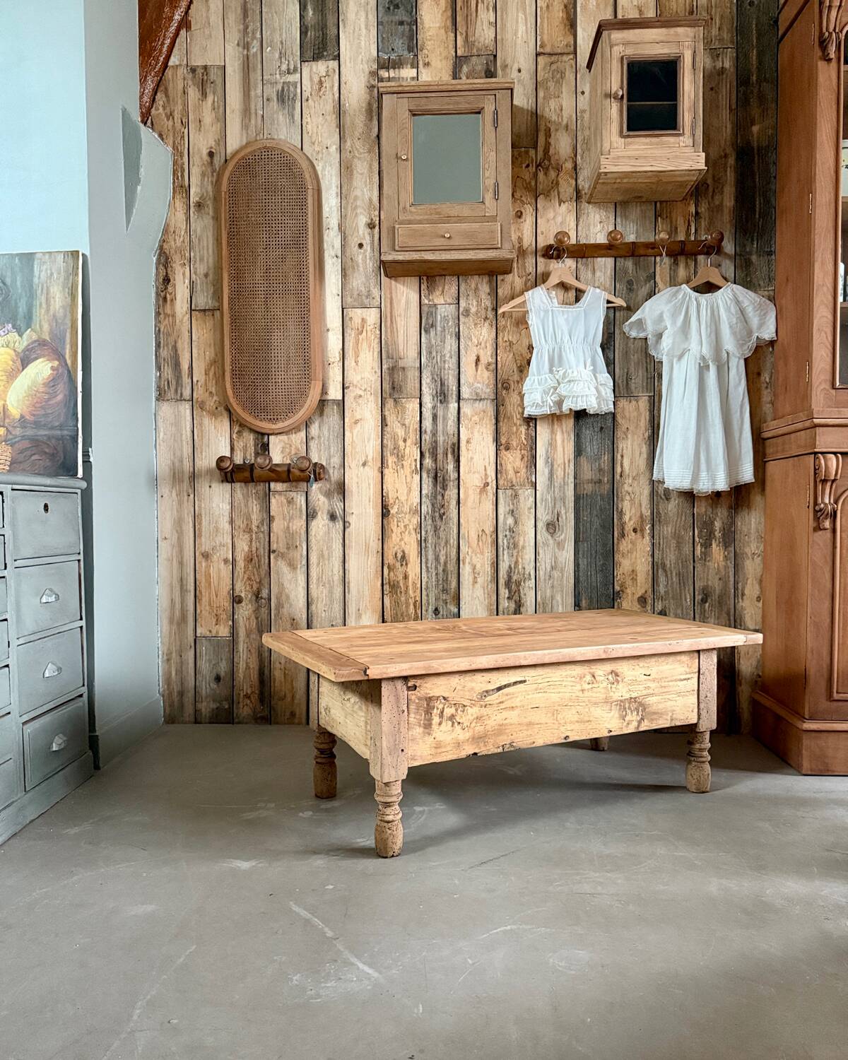 Farmhouse coffee table with turned legs (refurbished)