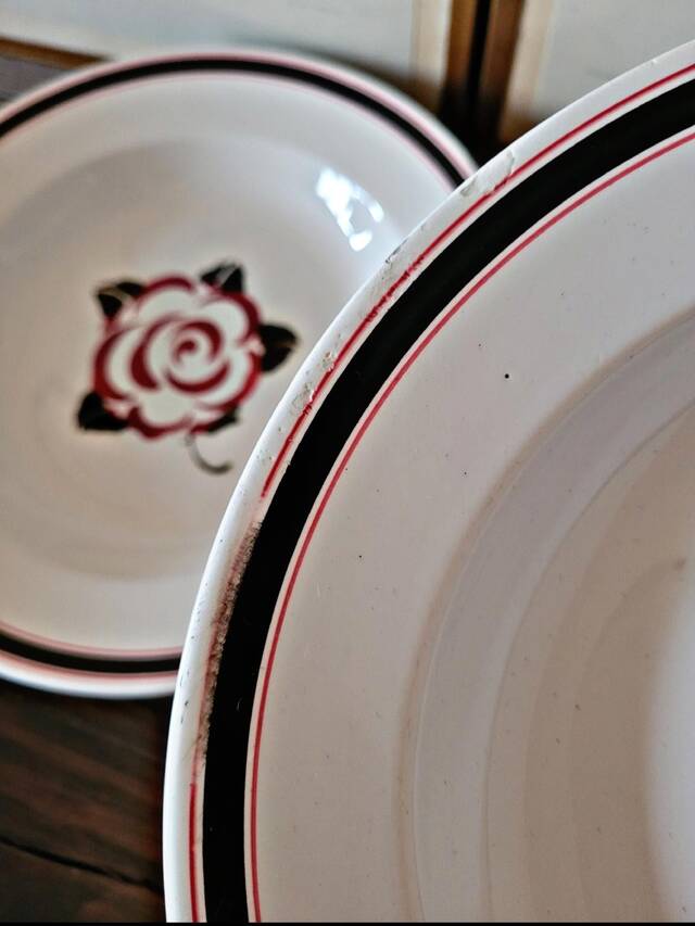 Deep plates Sarreguemines Noyon, black burgundy colour.