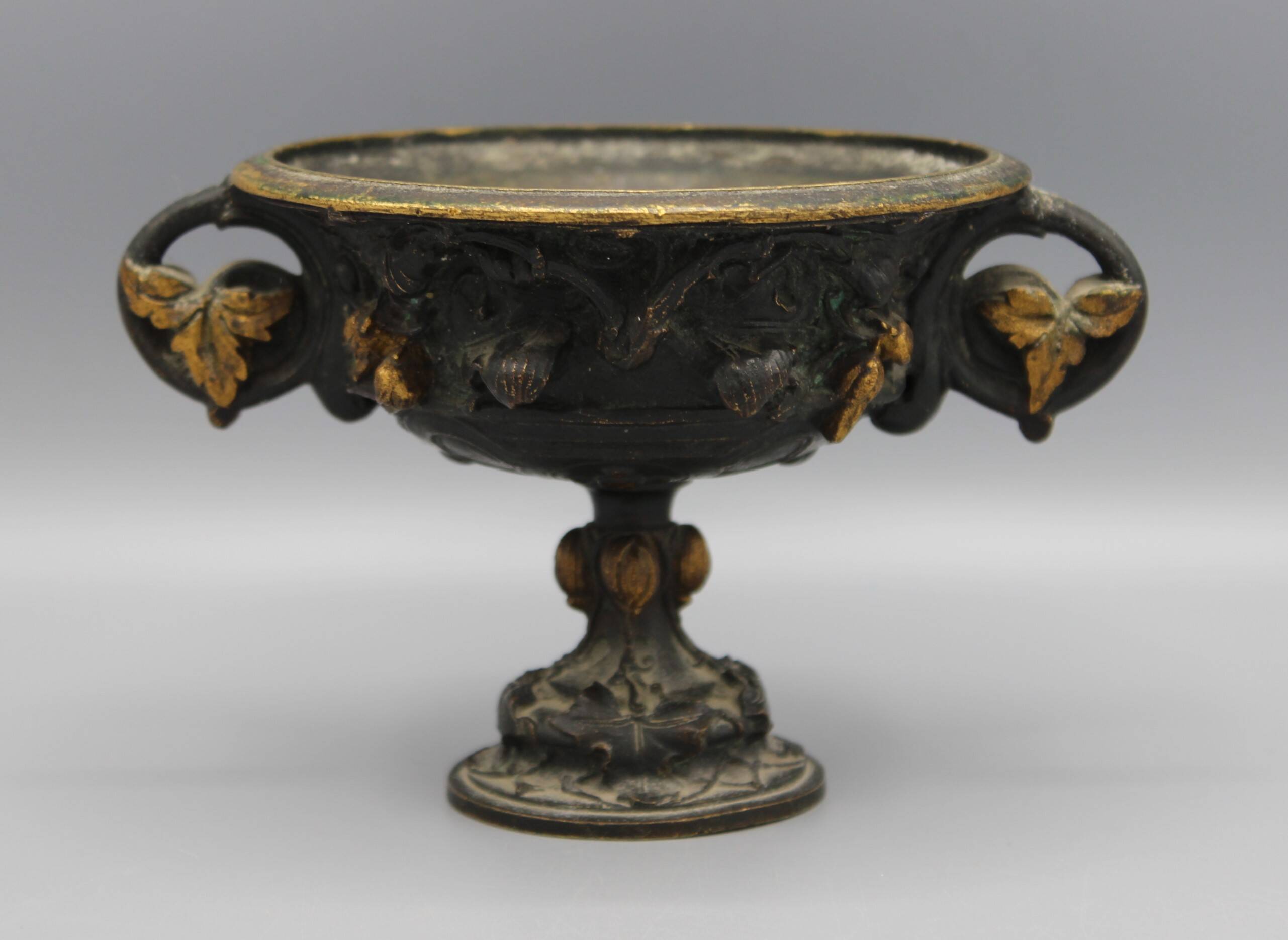 Bronze pedestal bowl with leaf decoration