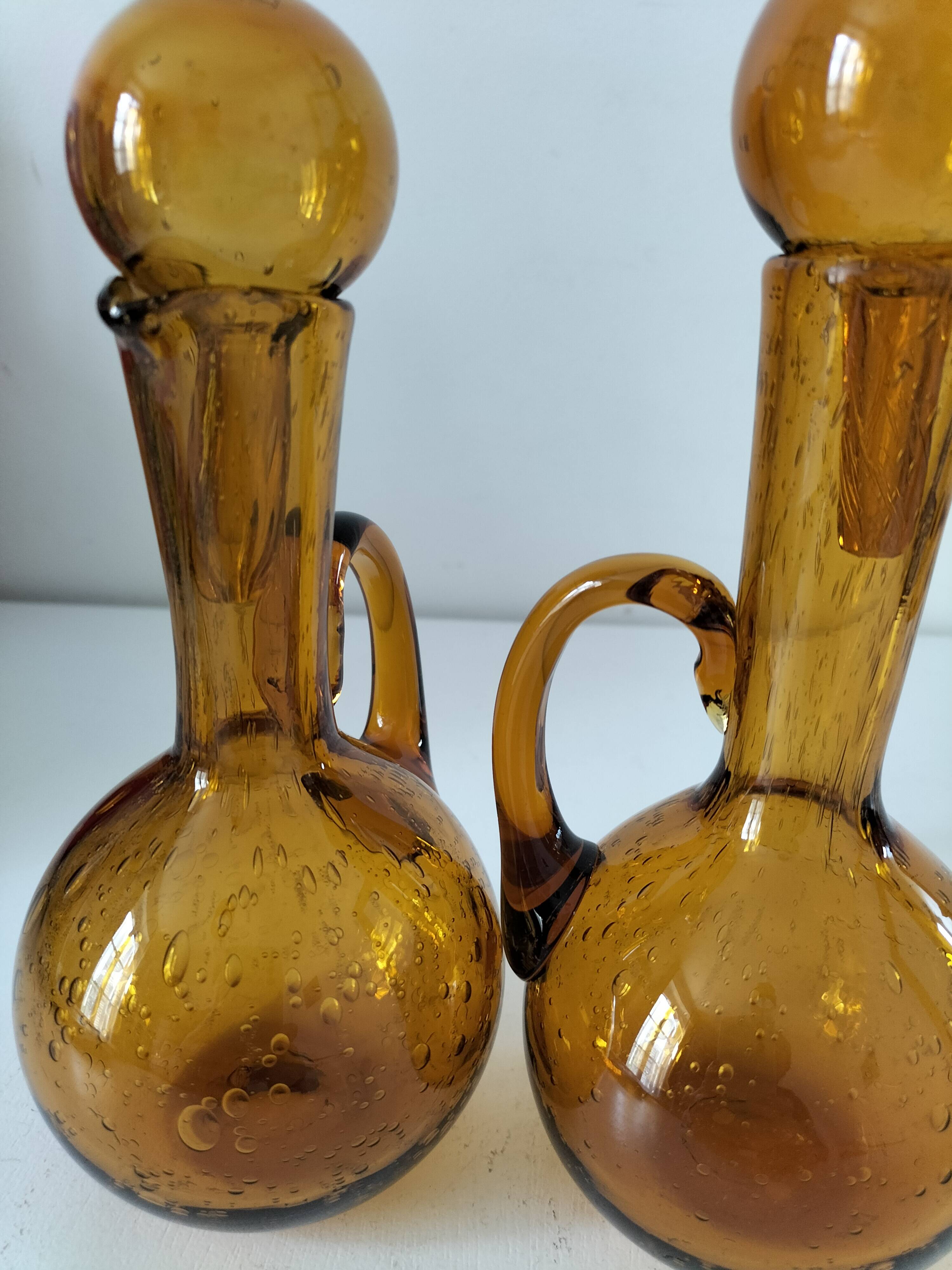 Duo of blown glass carafes – Biot signed – Bubbled amber glass