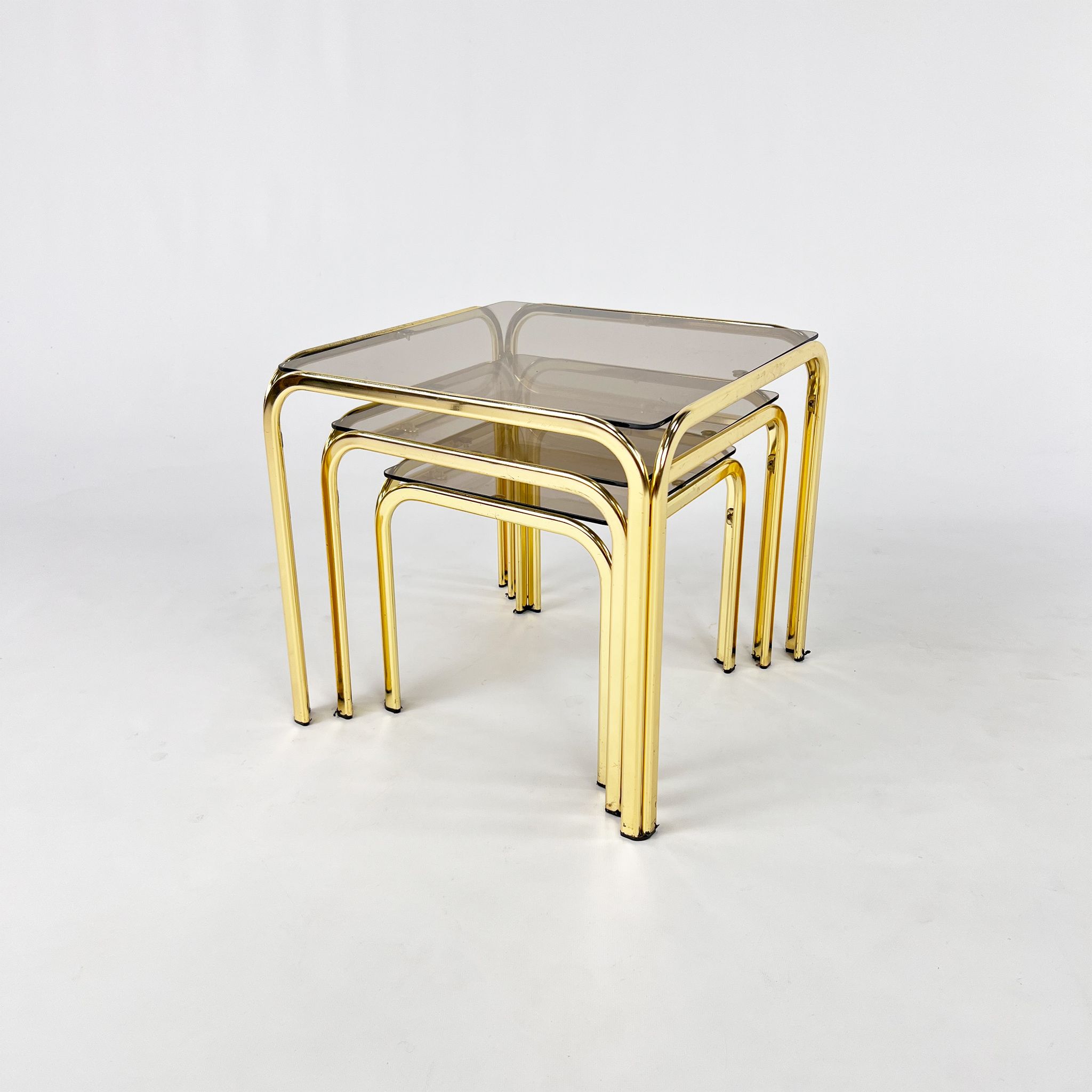 Tables gigognes en laiton et verre fumé, années 1970