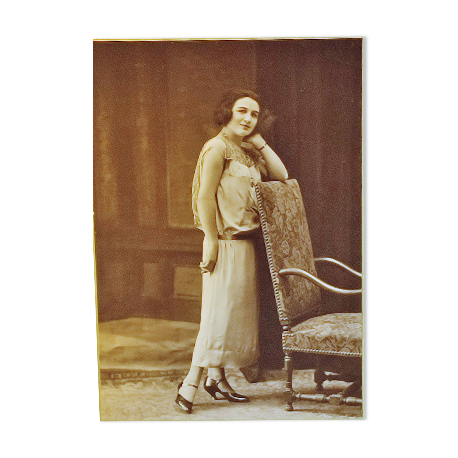 Photo "elegant leaning on the armchair" of fontes paris