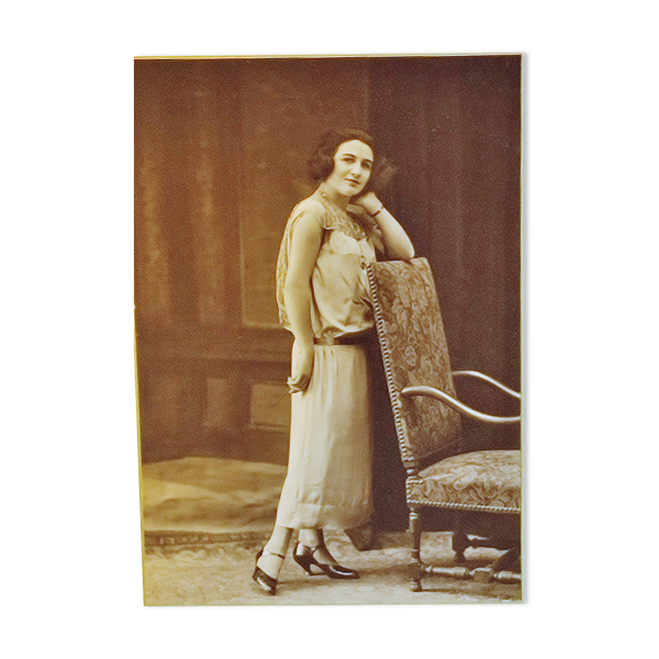 Photo ''élégante accoudée au fauteuil'' de fontes paris