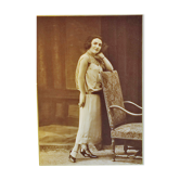 Photo "élégante accoudée au fauteuil" de fontes paris