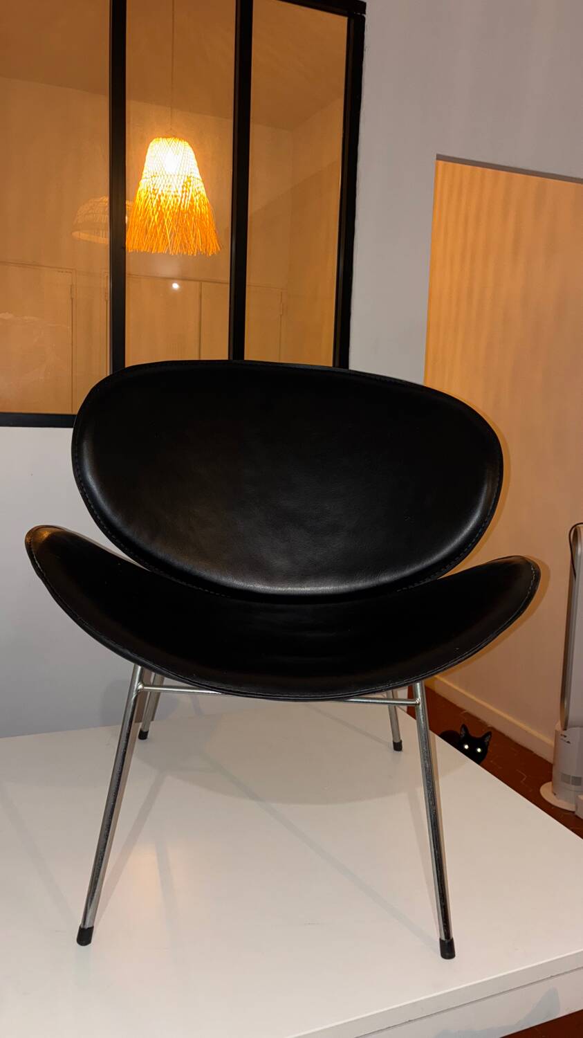 Fauteuil vintage design scandinave en cuir noir – style Arne Jacobsen