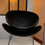 Fauteuil vintage design scandinave en cuir noir – style Arne Jacobsen