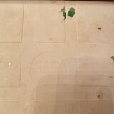 Ancien dessous de plat en bois et faïence, fleurs  peint à la main