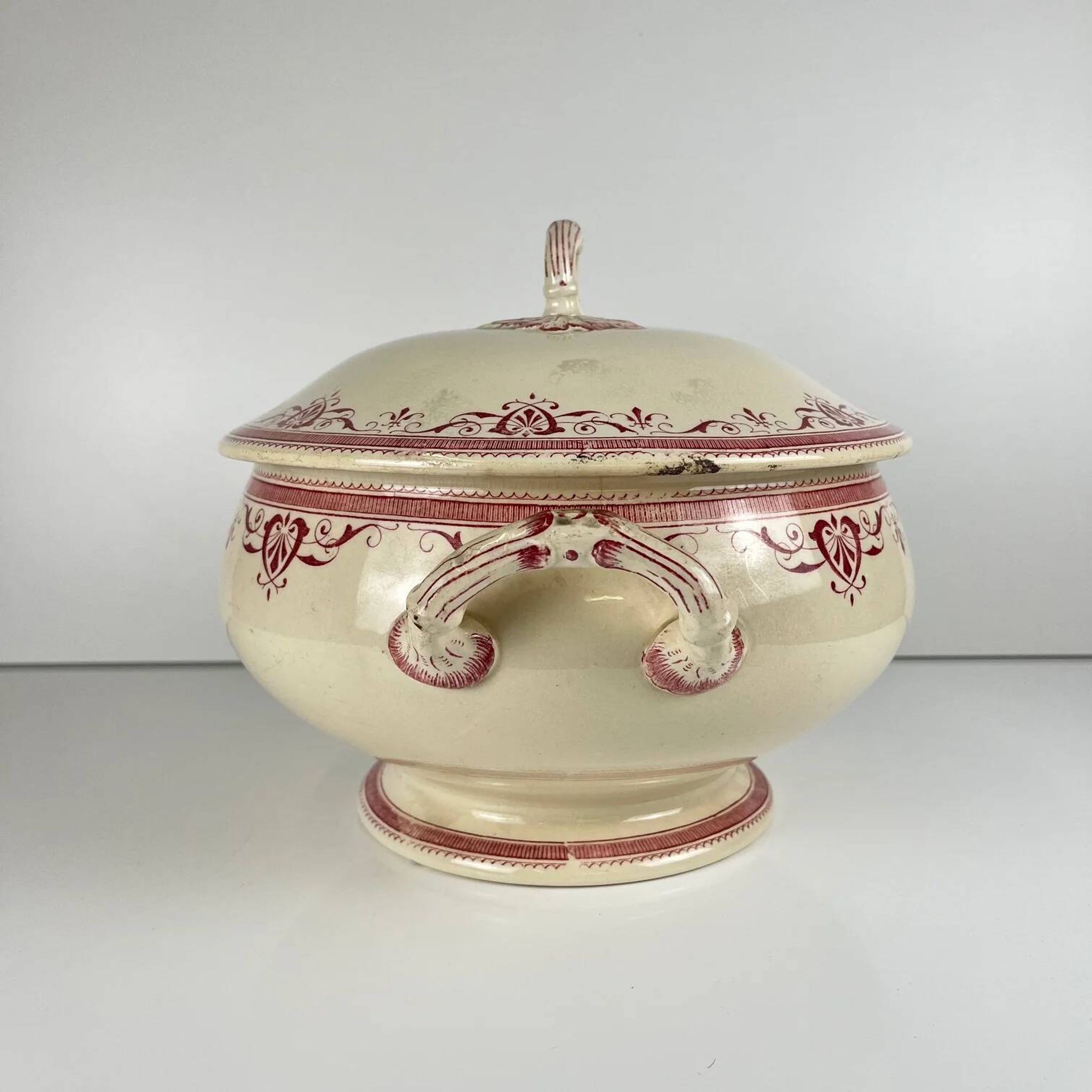 Ironstone soup tureen Creil & Montereau, "Admiral" model, red, 19th century.