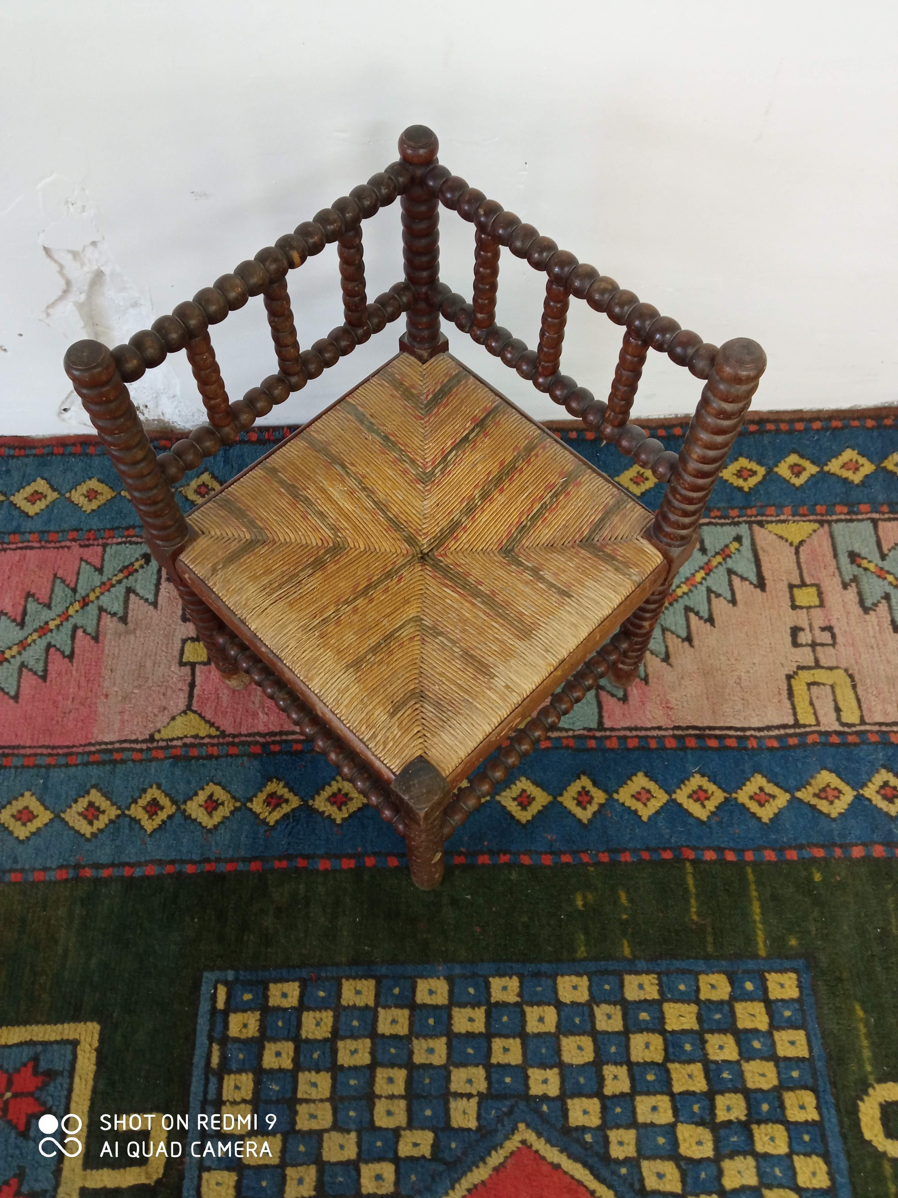 Chaise coin ancienne