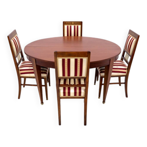 Table avec chaises de