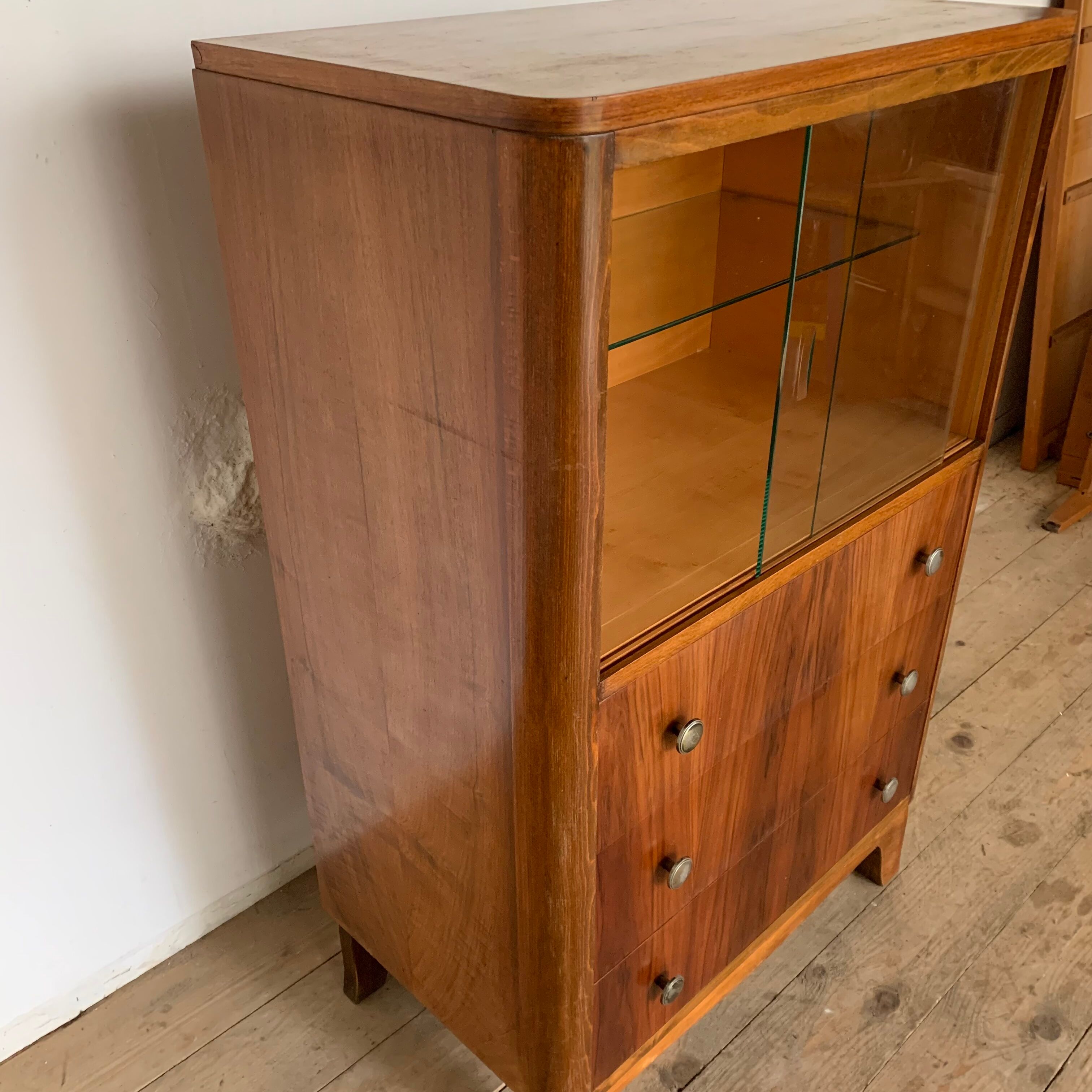 Vintage showcase library