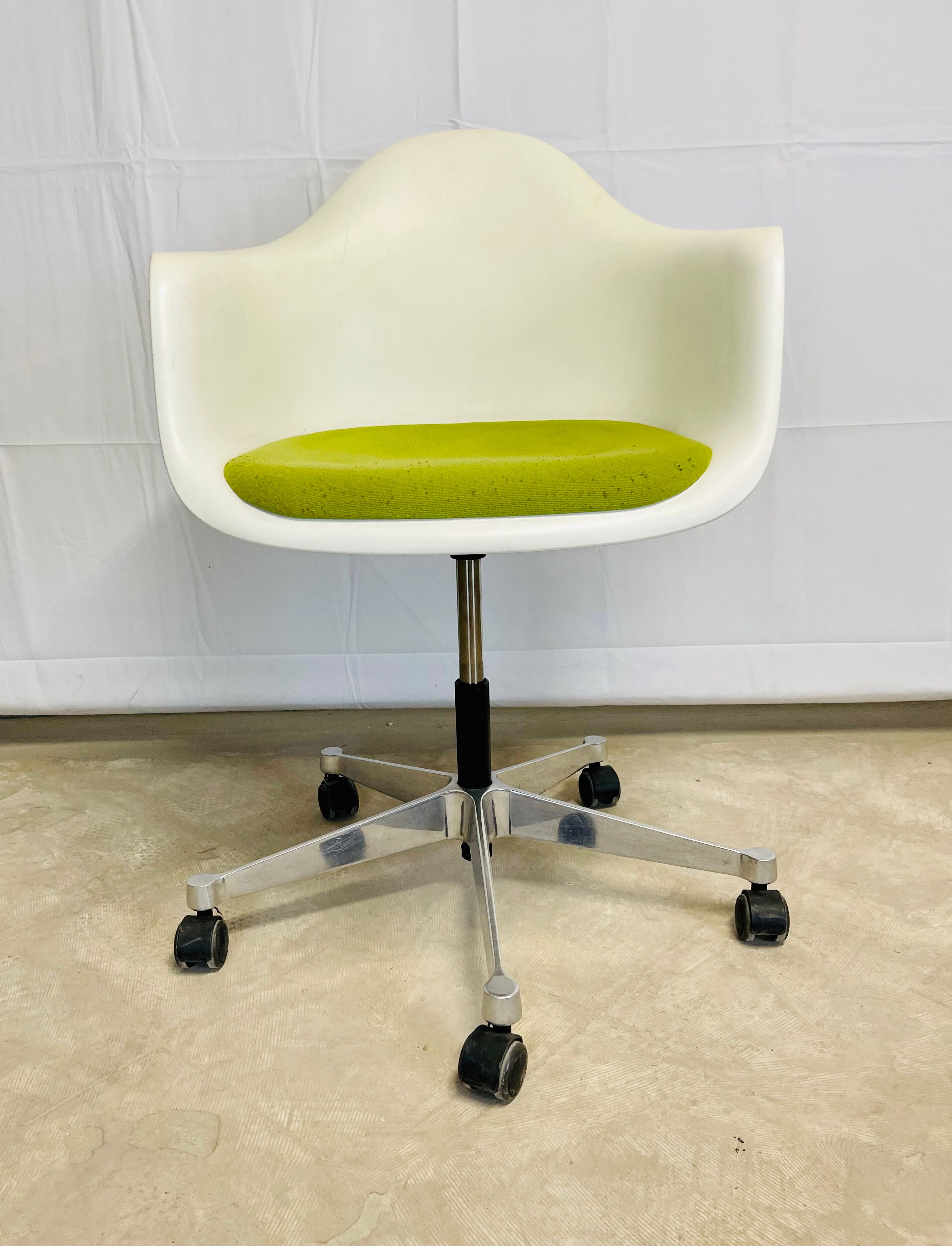 Fauteuil plastic armchair de Charles et Ray Eames édition Vitra