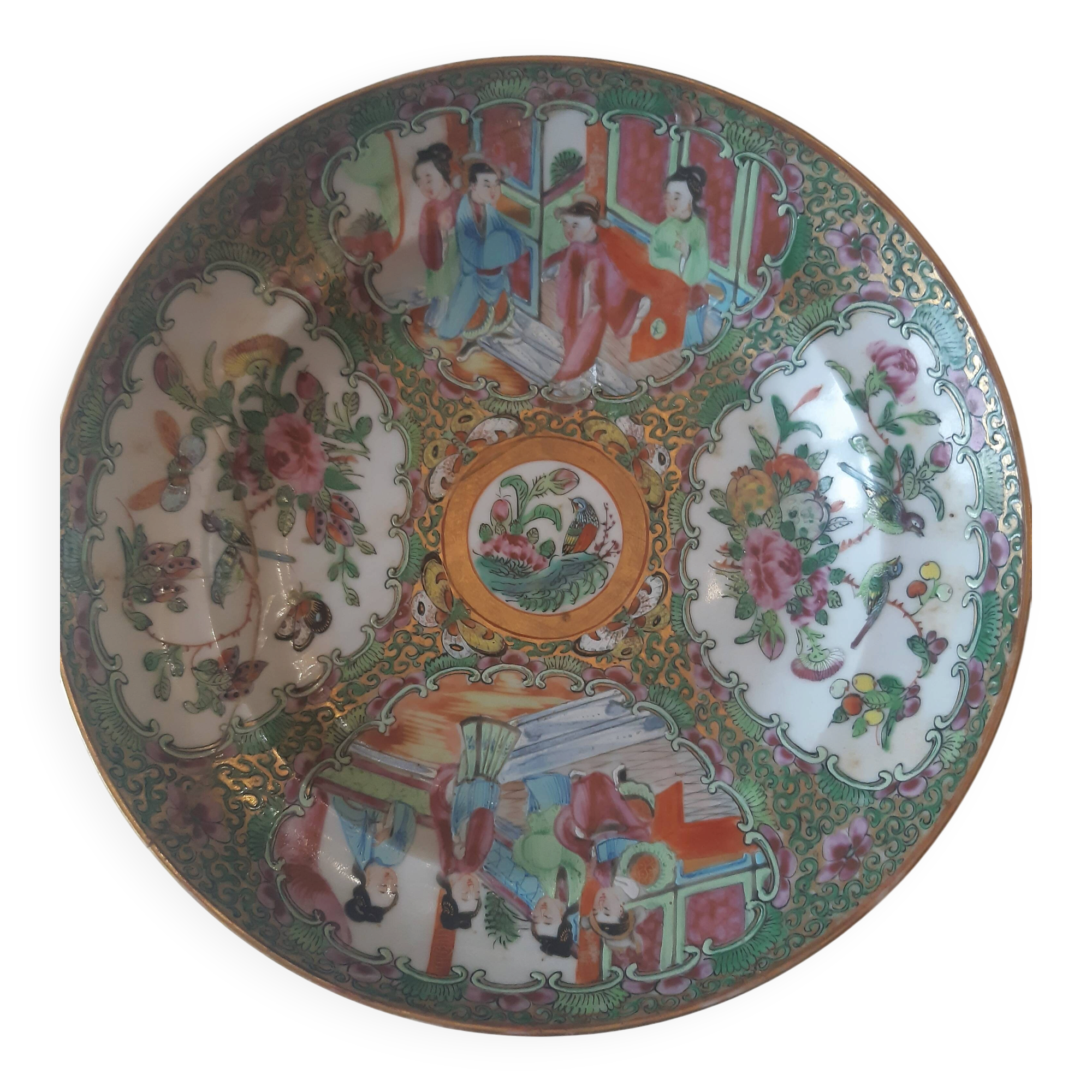 Assiette de collection japonaise, scène de vie et nature. Restaurée.