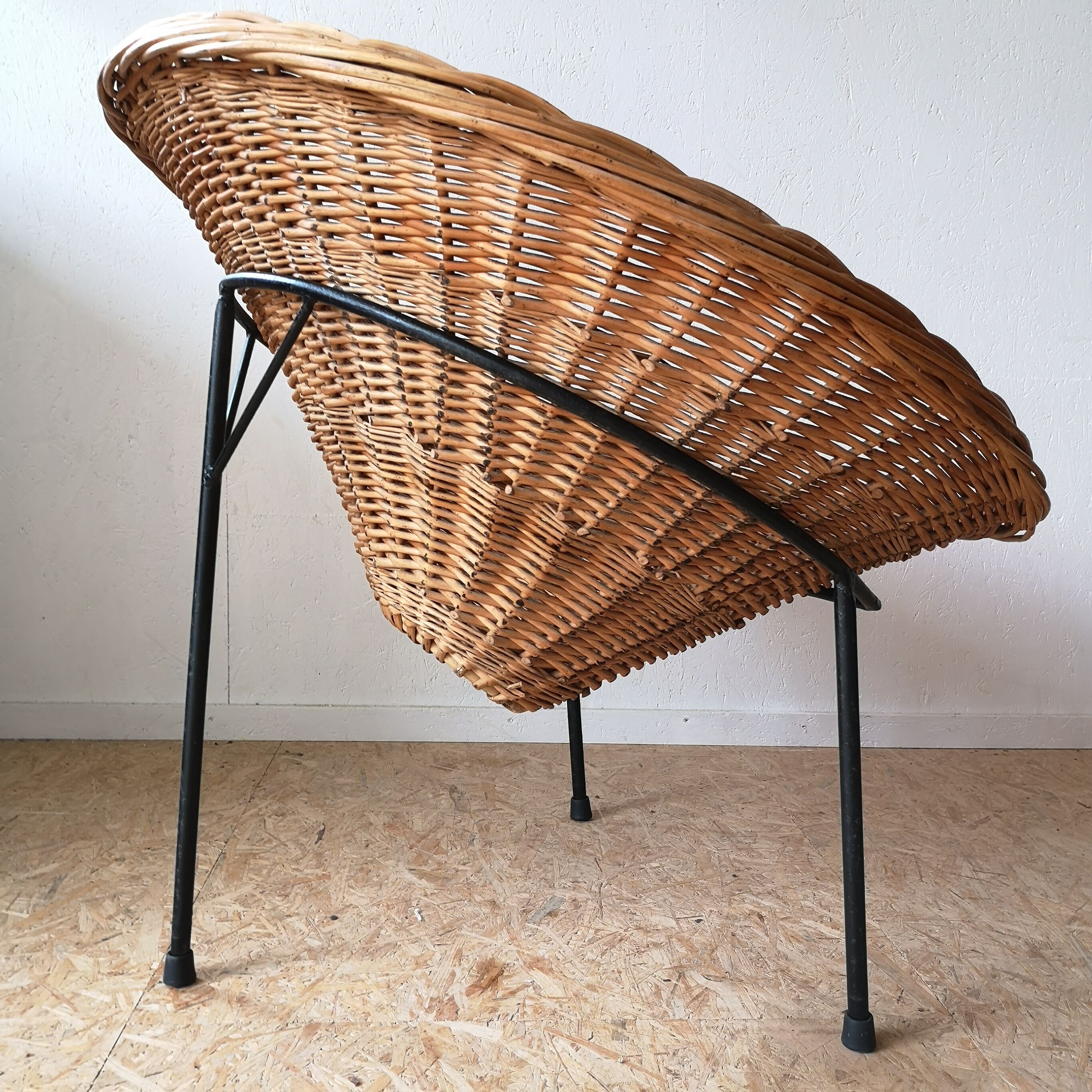 Wicker armchair years 60 tripod