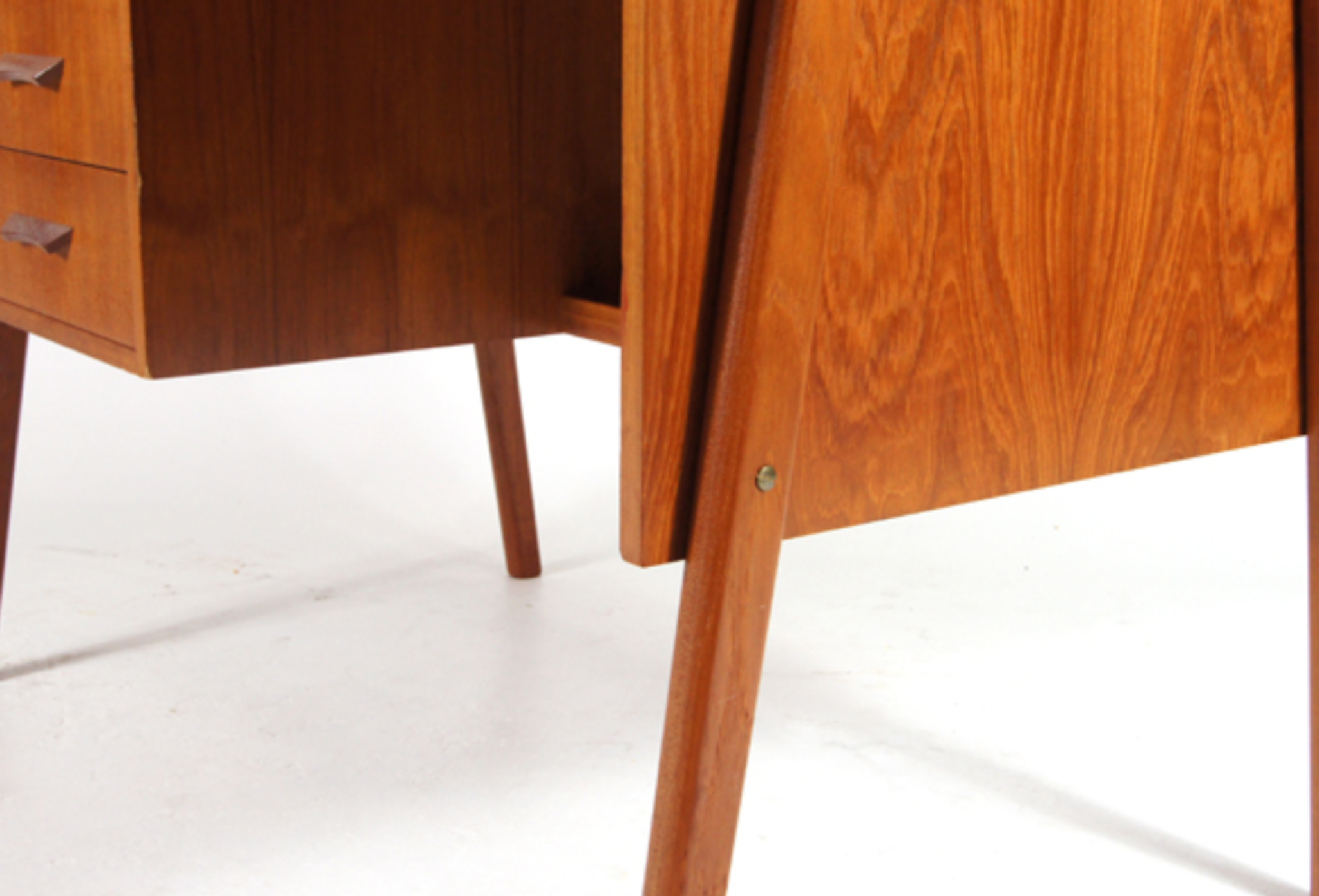 Simple pedestal pedestal desk in vintage danish retro teak from the 60s/70s