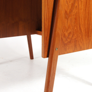 Simple pedestal pedestal desk in vintage danish retro teak from the 60s/70s
