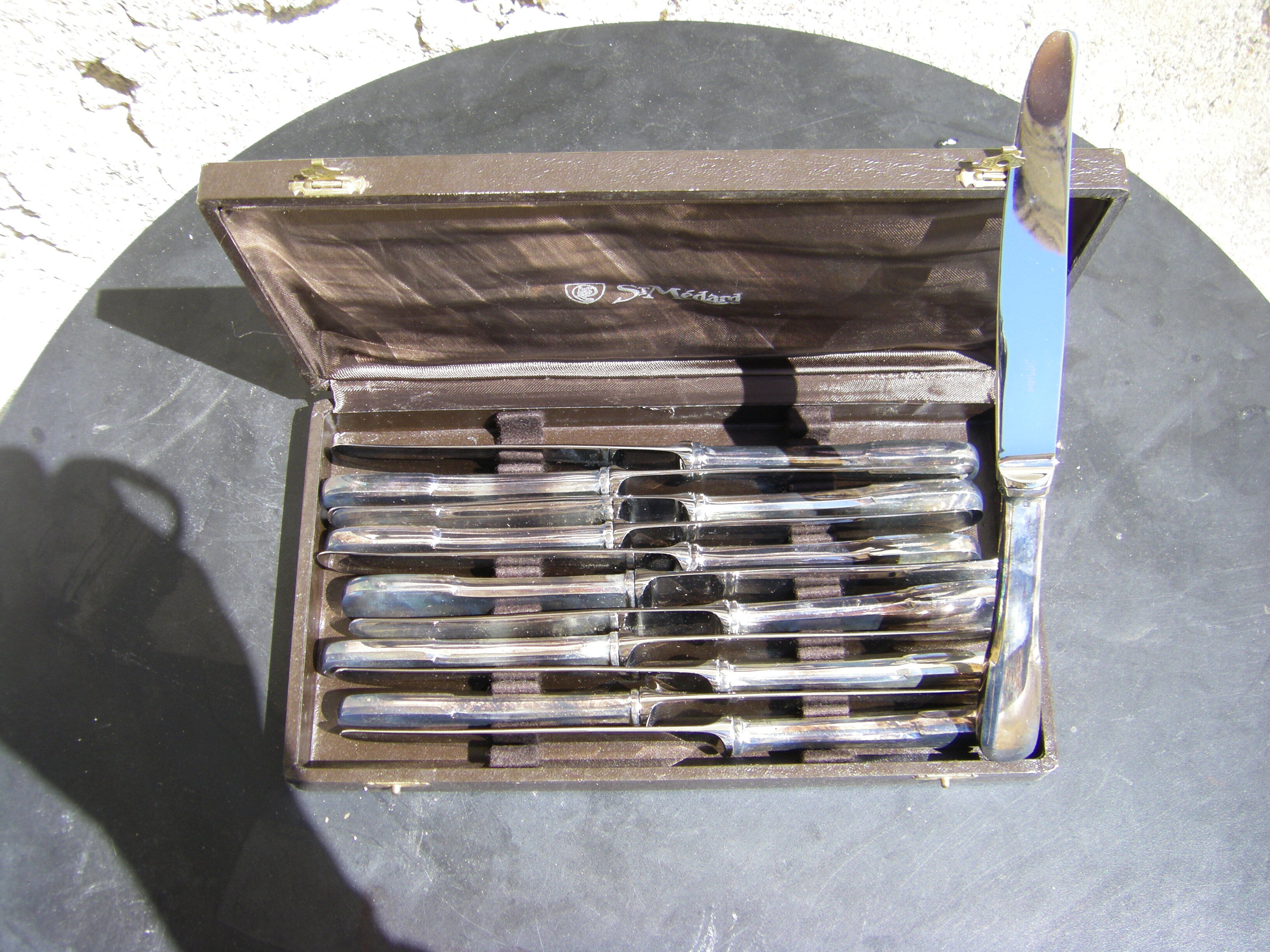 Box twelve St Médard knives.