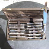 Box twelve St Médard knives.