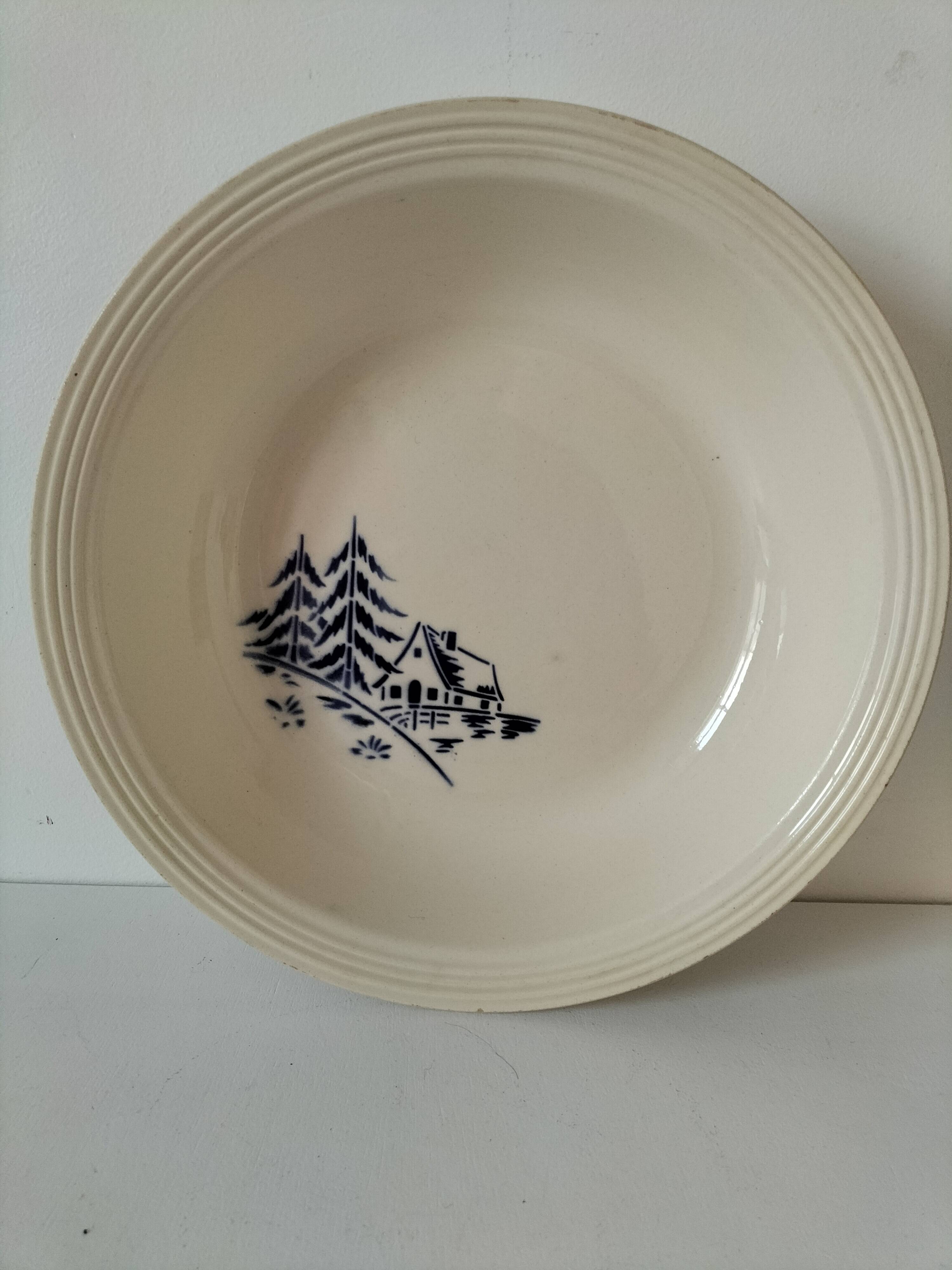 Large Moulin des Loups St Amand Frédéric model dish