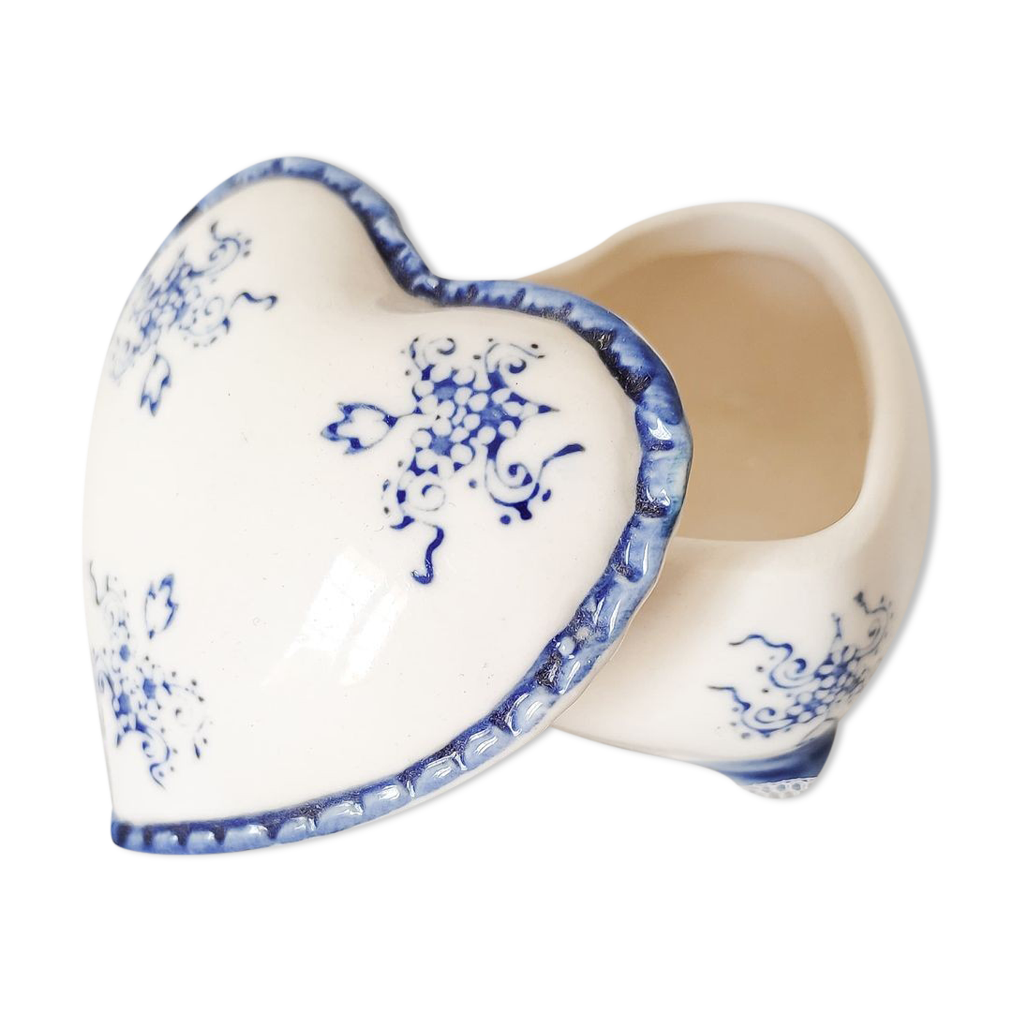 Small box of earthenware in the shape of a Heart, signed LBP limoges