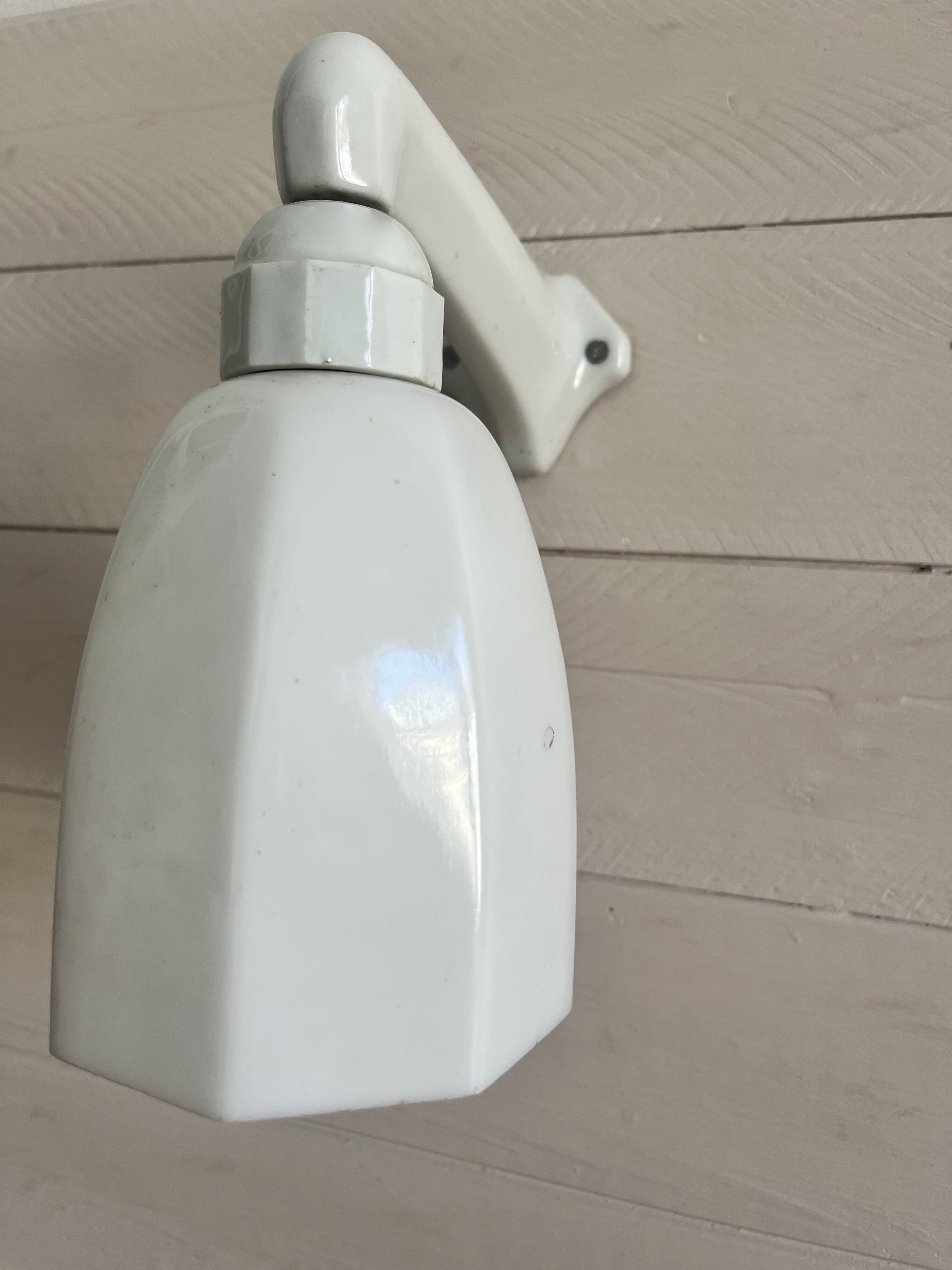 Art Deco wall light in ceramic and opaline.