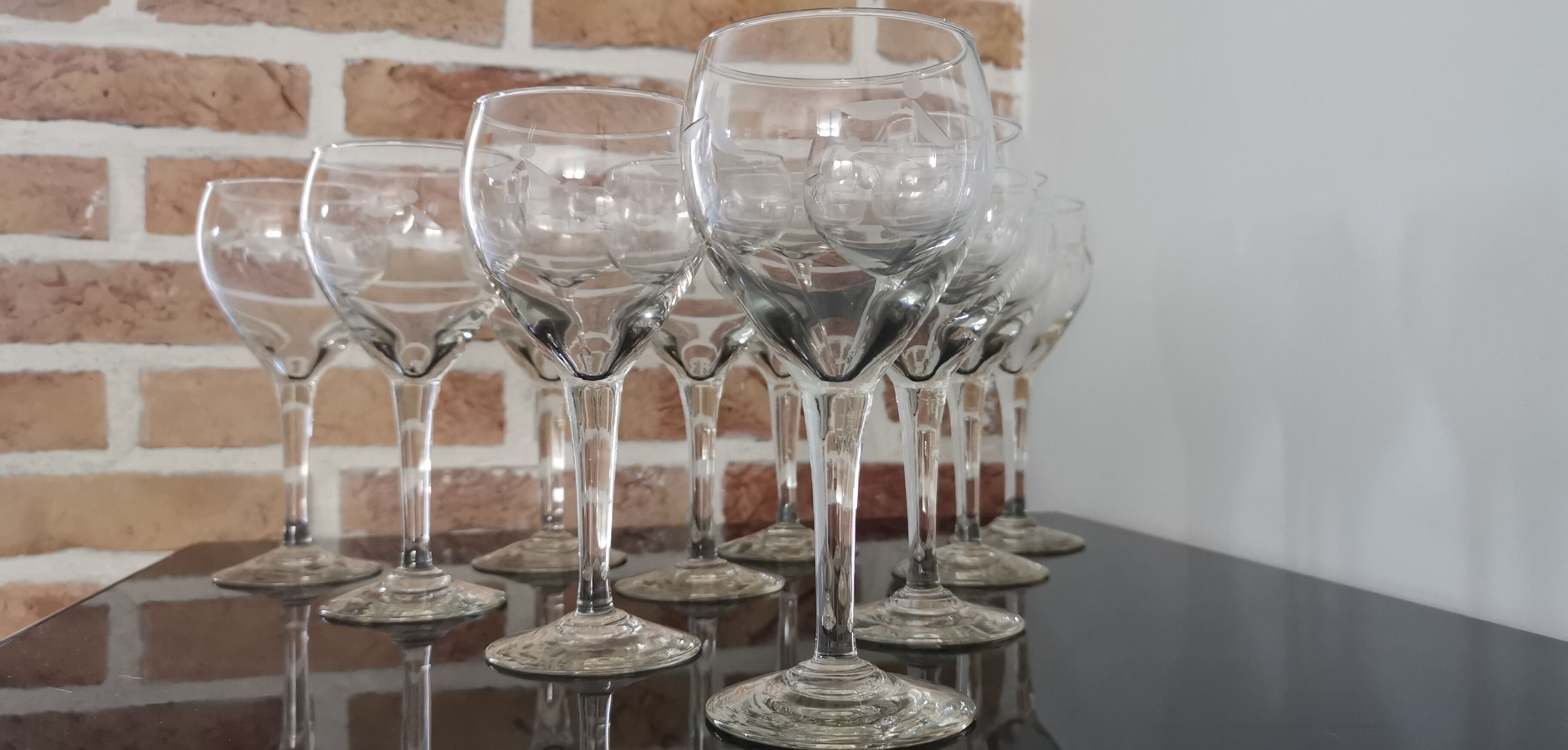 Set of 10 crystal foot "balloon" red wine glasses from the 40s-50s
