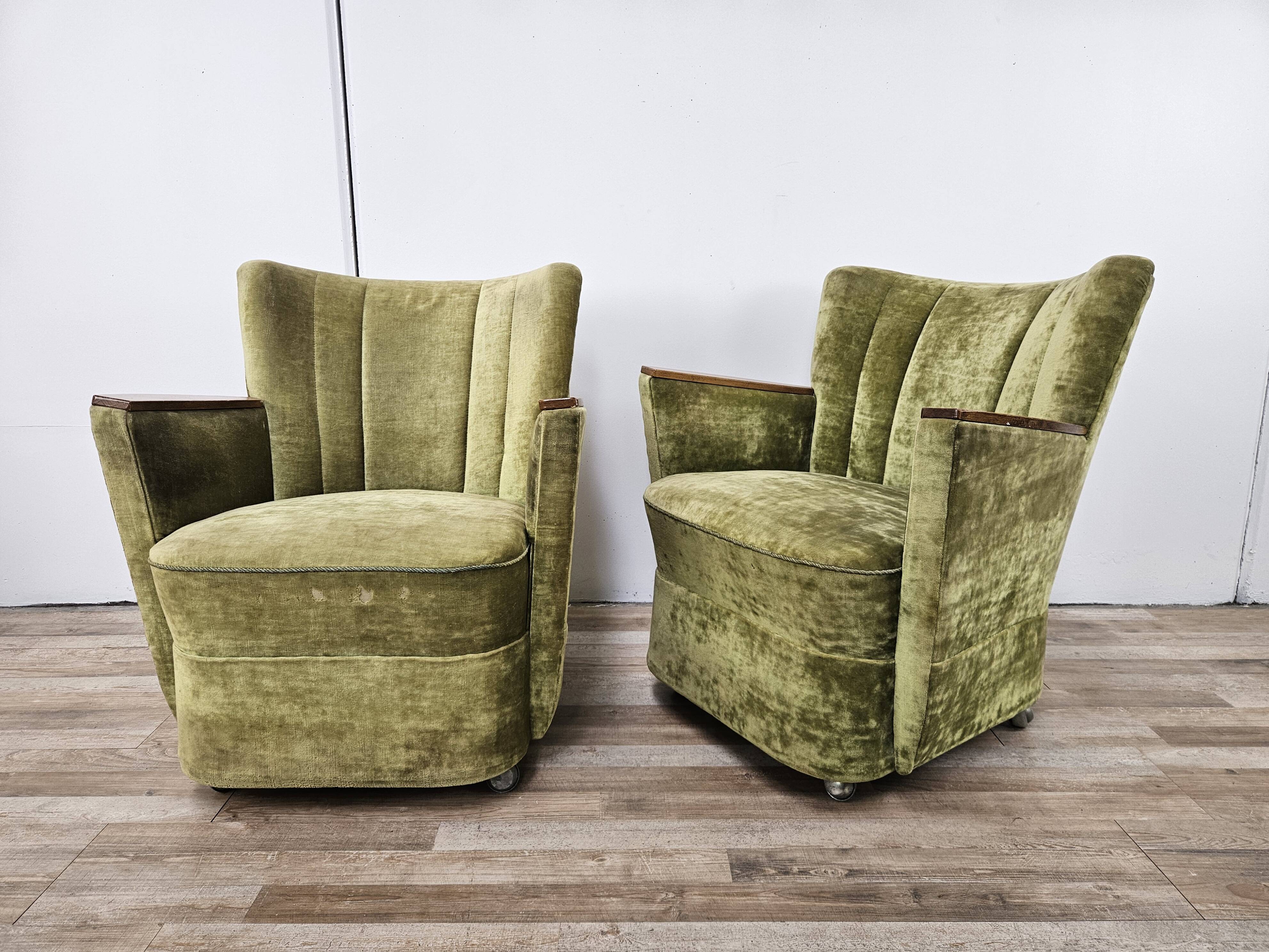 Deux fauteuils cocktail en tissu vert des années 1950 à roulettes