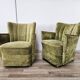 Deux fauteuils cocktail en tissu vert des années 1950 à roulettes