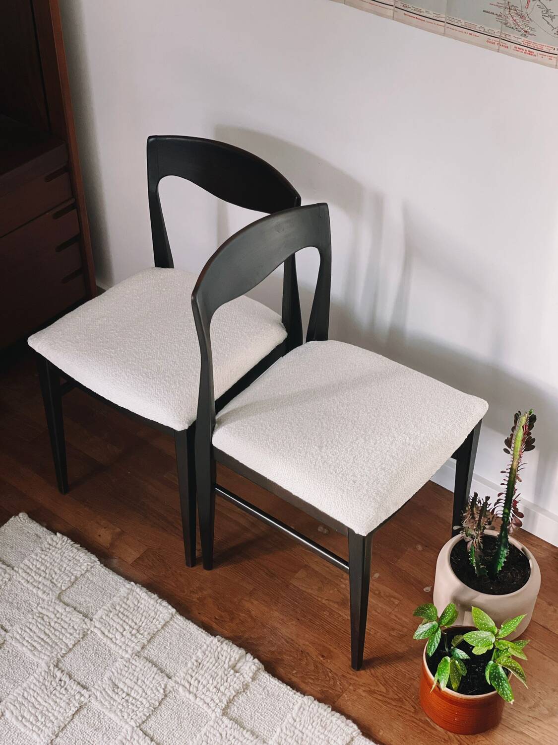 5 vintage chairs in dark wood and bouclé wool