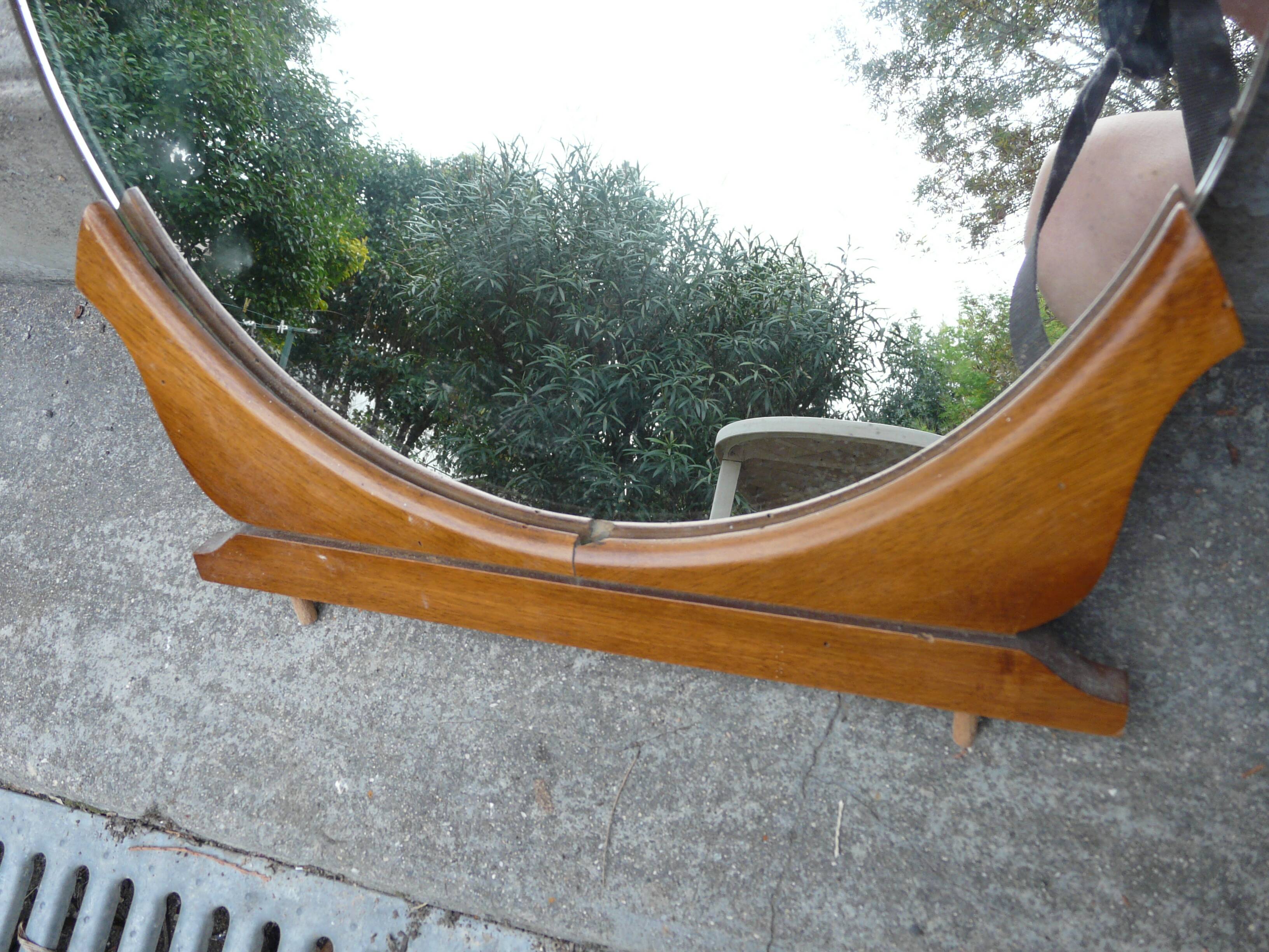 Round mirror on 60's furniture