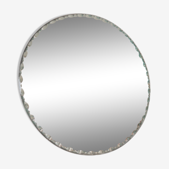 Beveled round mirror