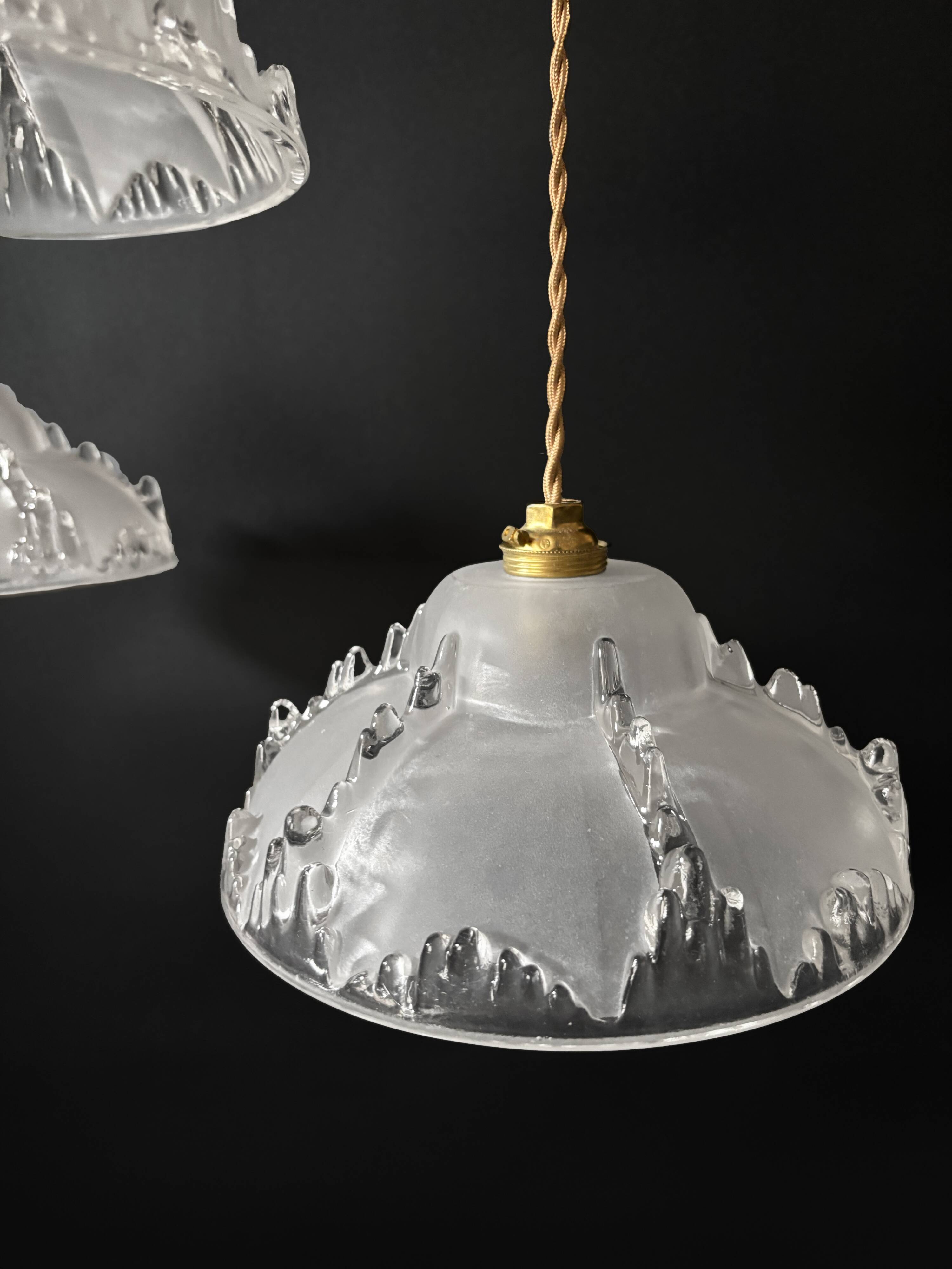 Ensemble de 3 suspensions Art deco Ezan en verre moulé givré