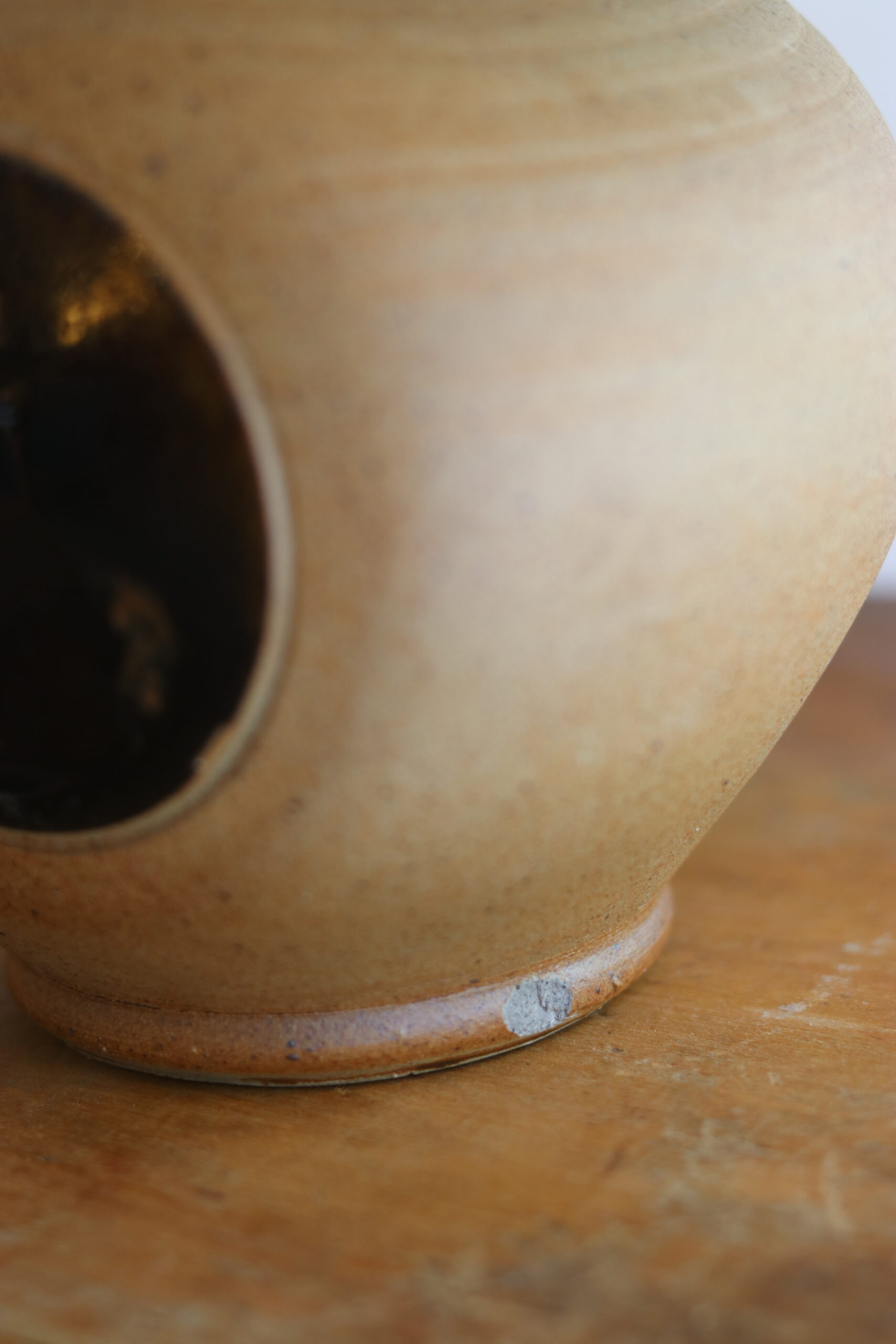 Small 1960s lamp in stoneware with a dark brown enamelled medallion.